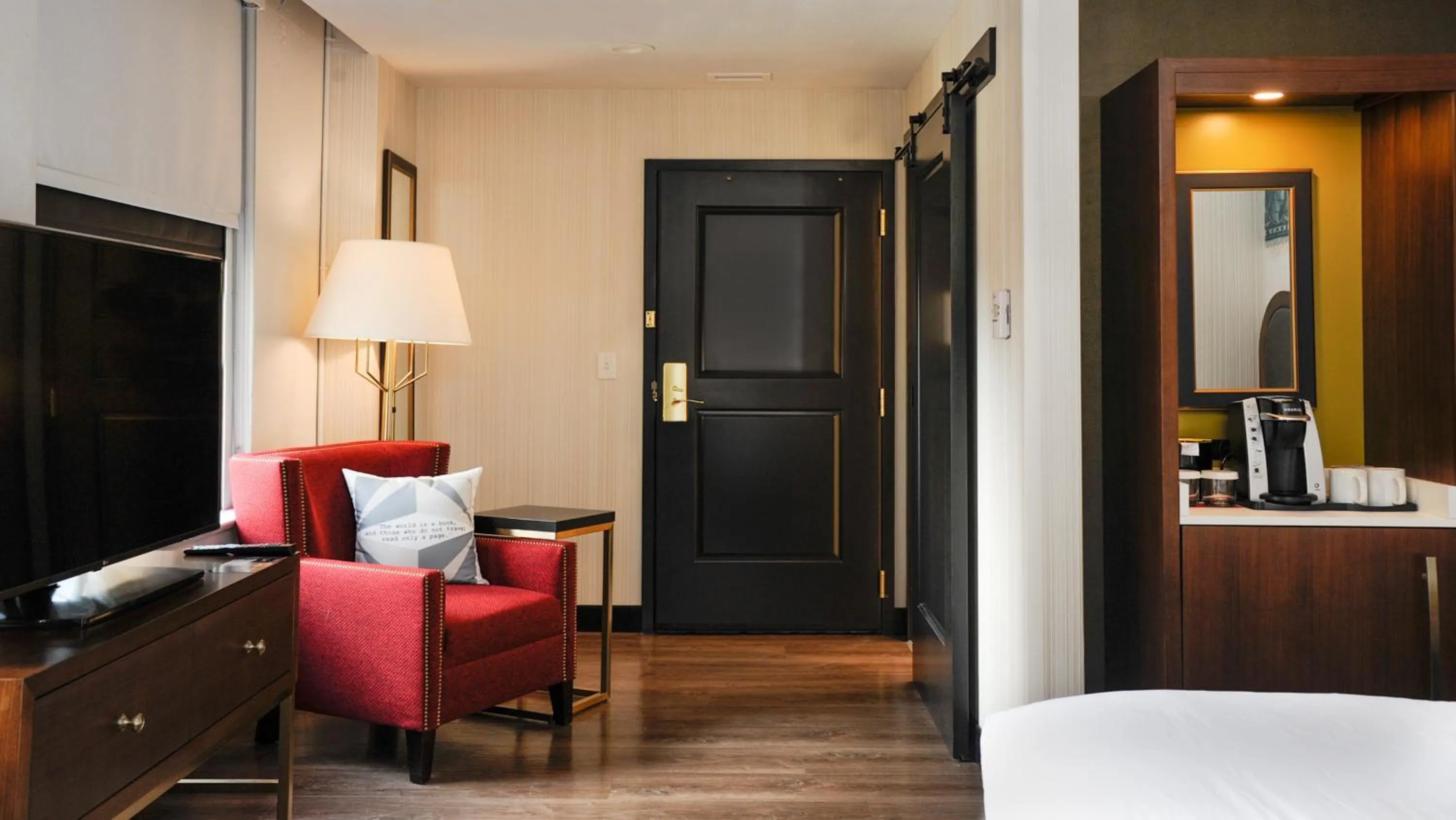 Photo of the whole room, Bed in Hotel Indigo - Kansas City Downtown by IHG