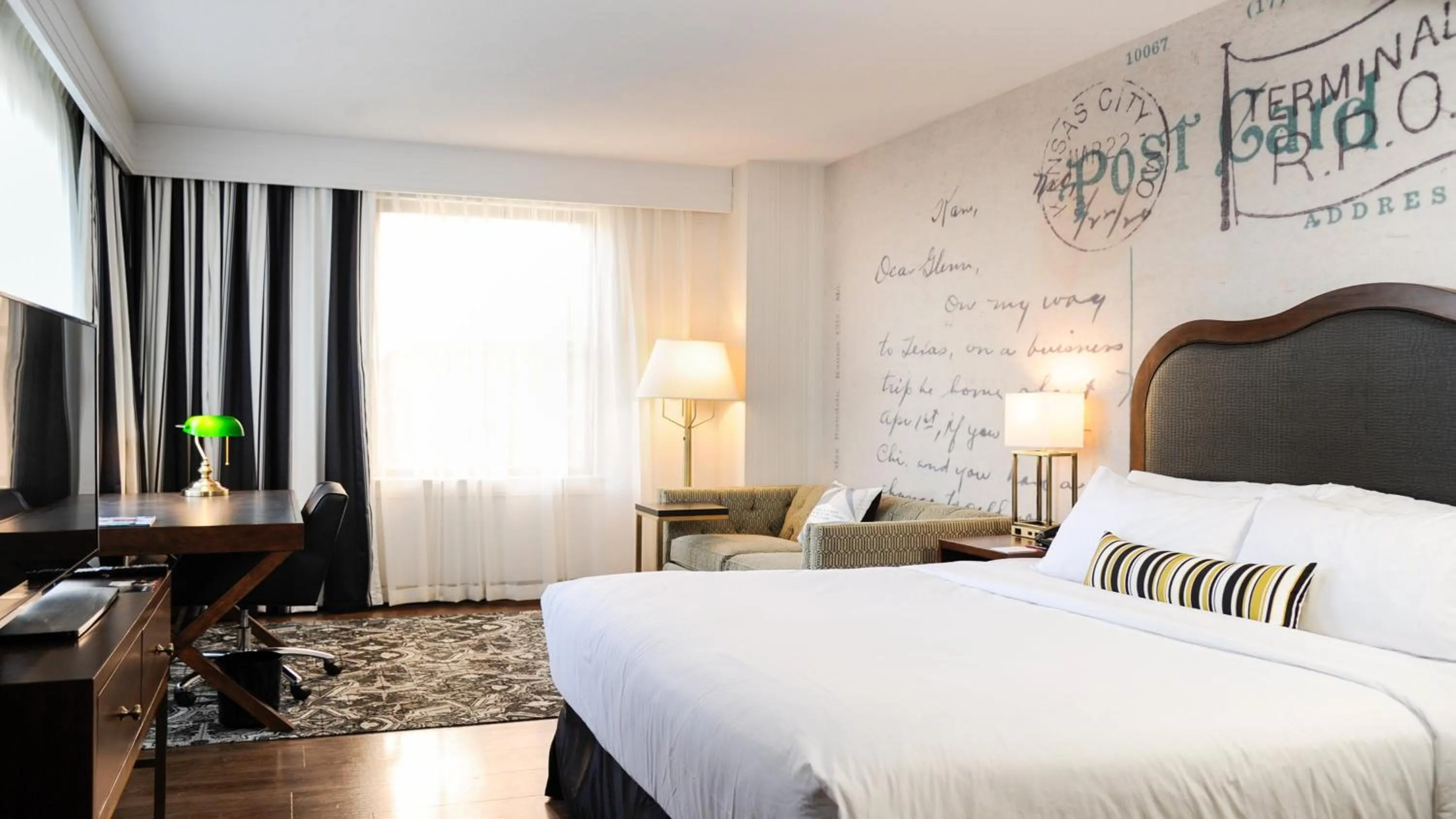 Photo of the whole room, Bed in Hotel Indigo - Kansas City Downtown by IHG