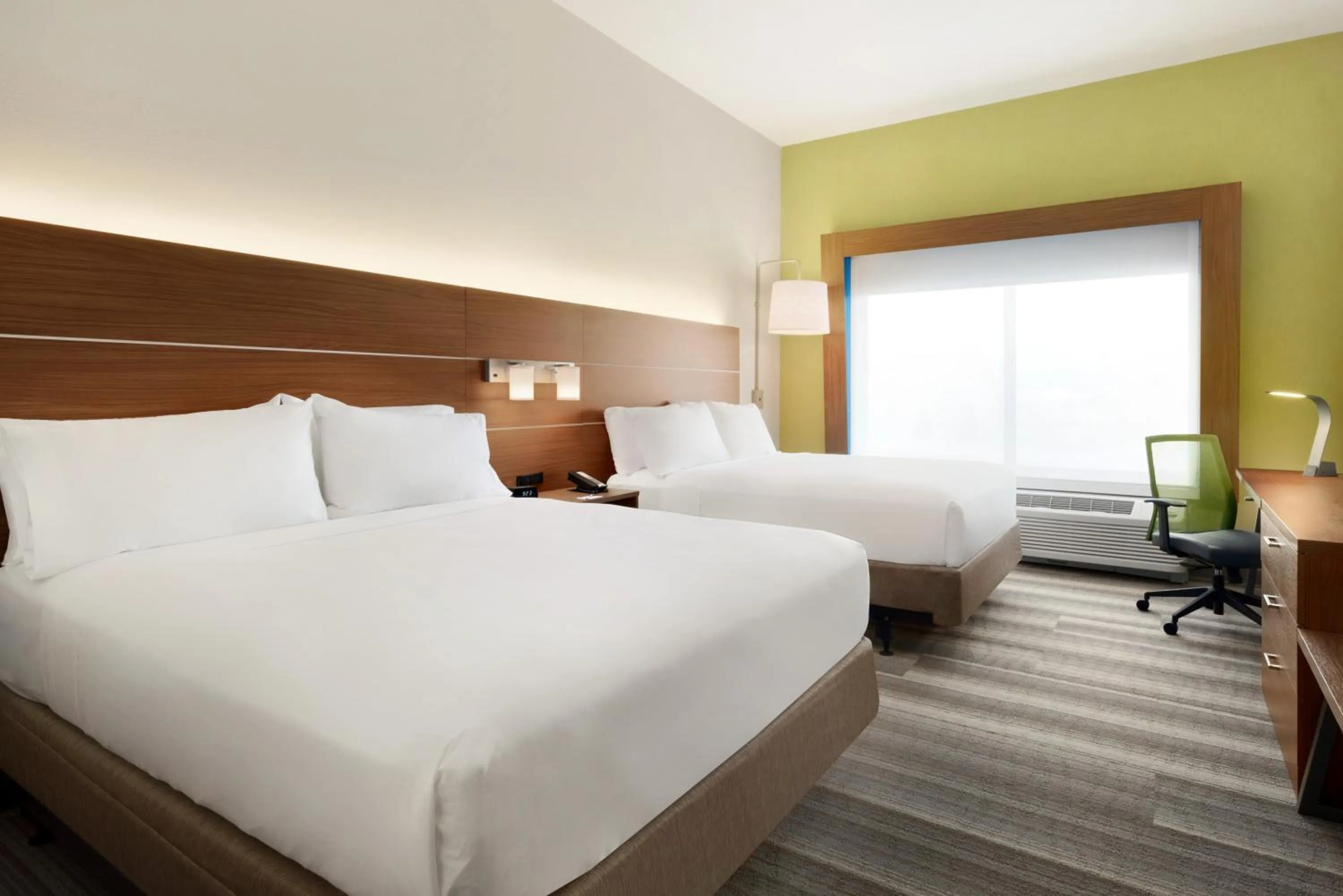 Seating area, Bed in Holiday Inn Express & Suites - Cincinnati South - Wilder by IHG