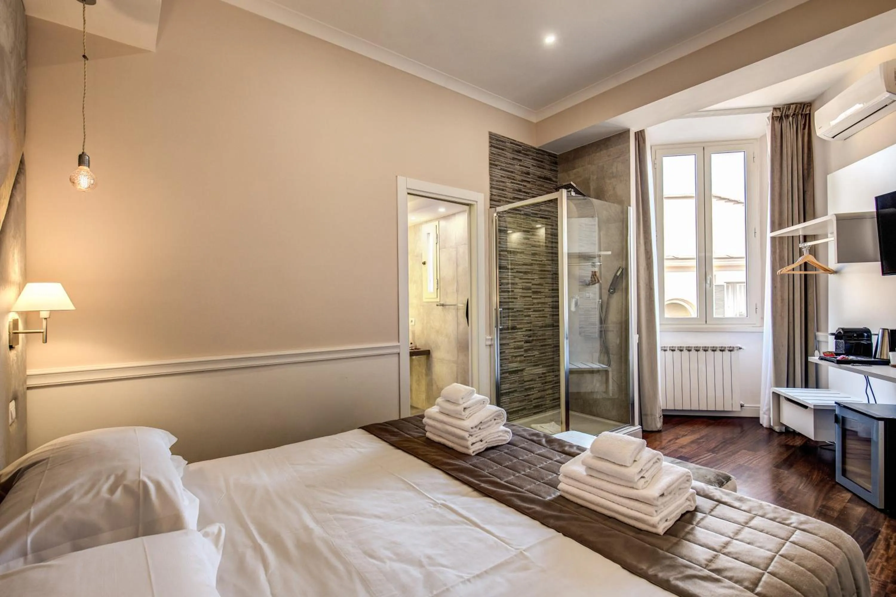 Photo of the whole room, Bed in La Foresteria Luxury Suites