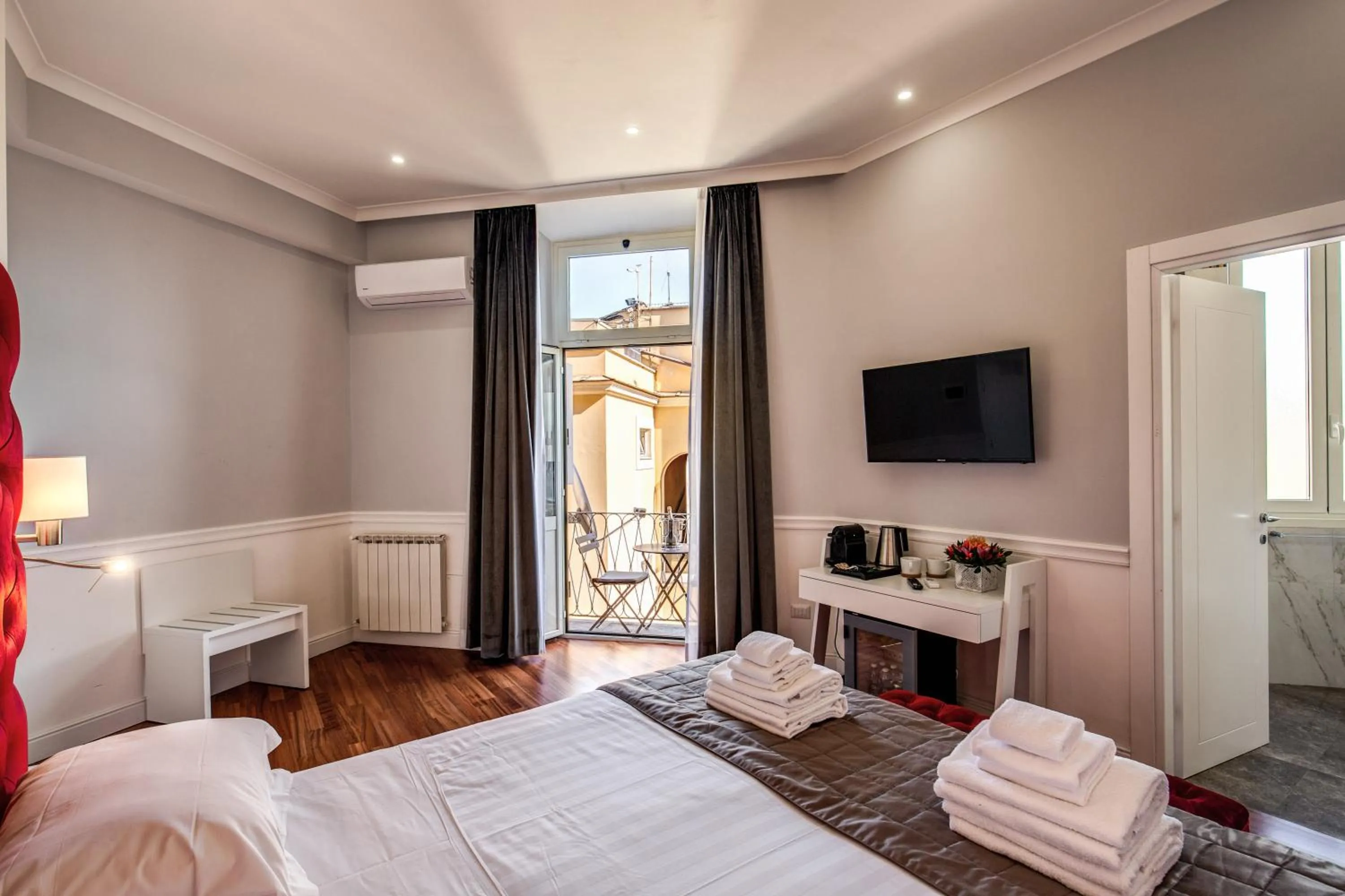 Photo of the whole room, Bed in La Foresteria Luxury Suites