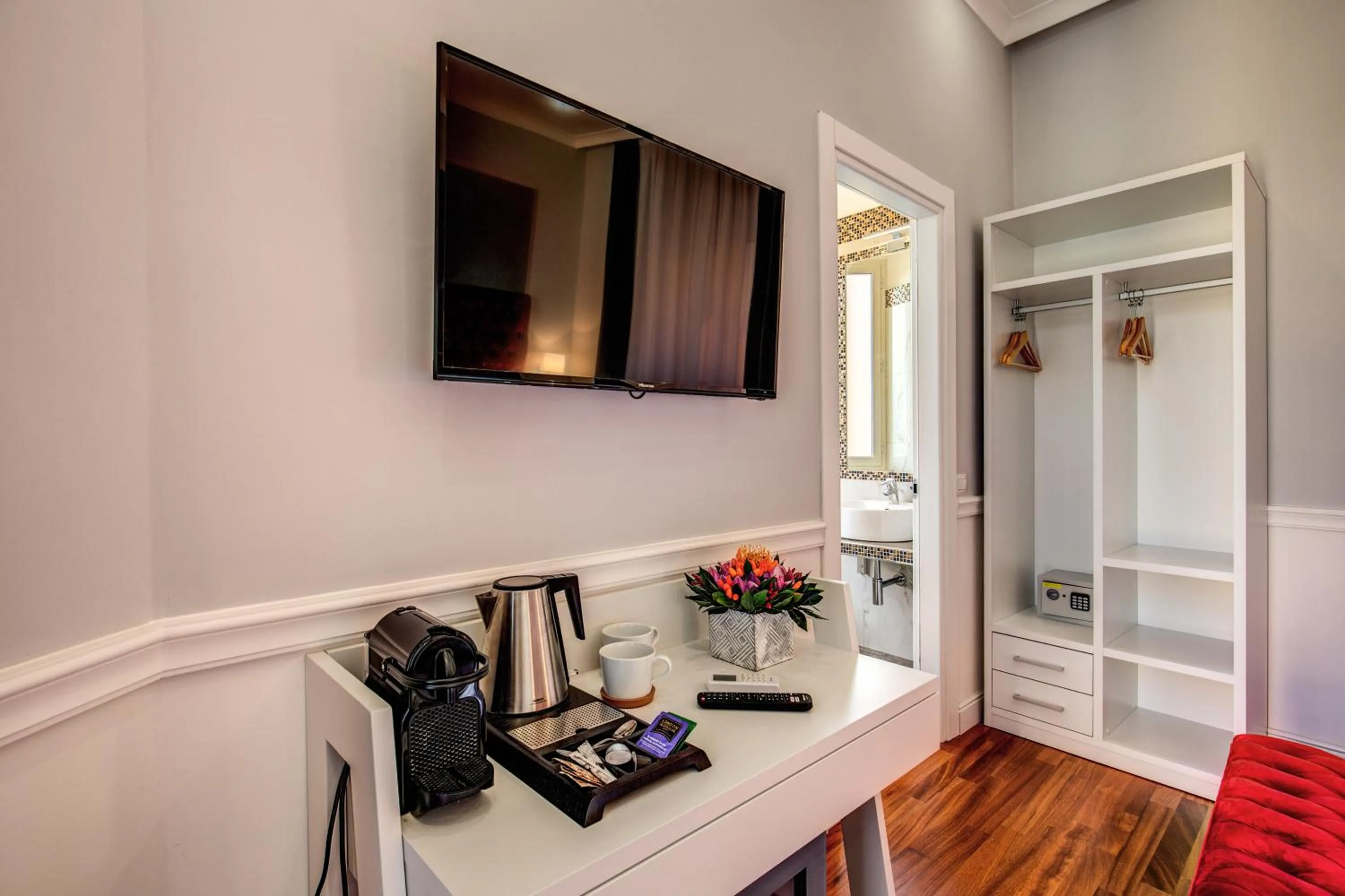 Photo of the whole room in La Foresteria Luxury Suites