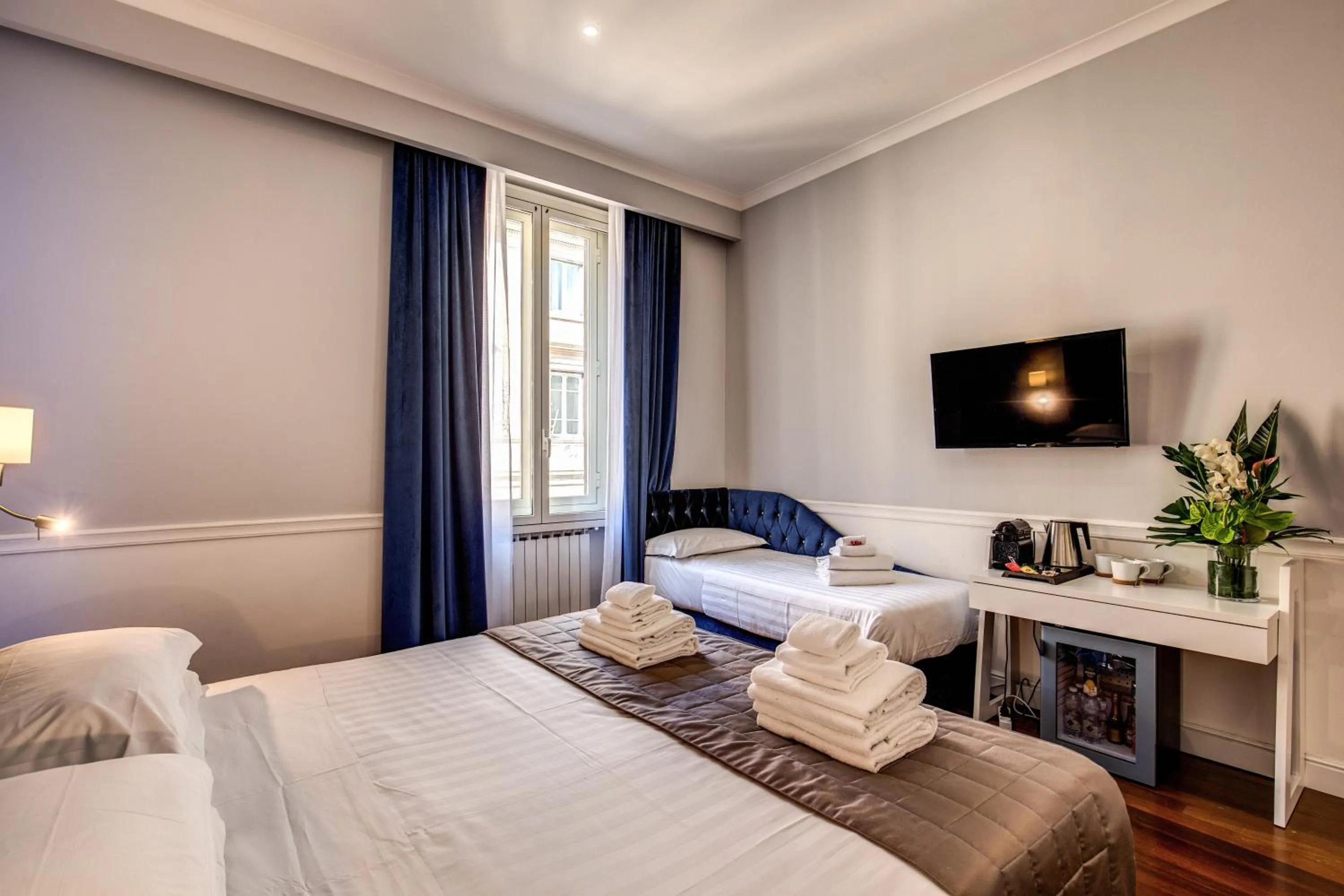 Photo of the whole room, Bed in La Foresteria Luxury Suites