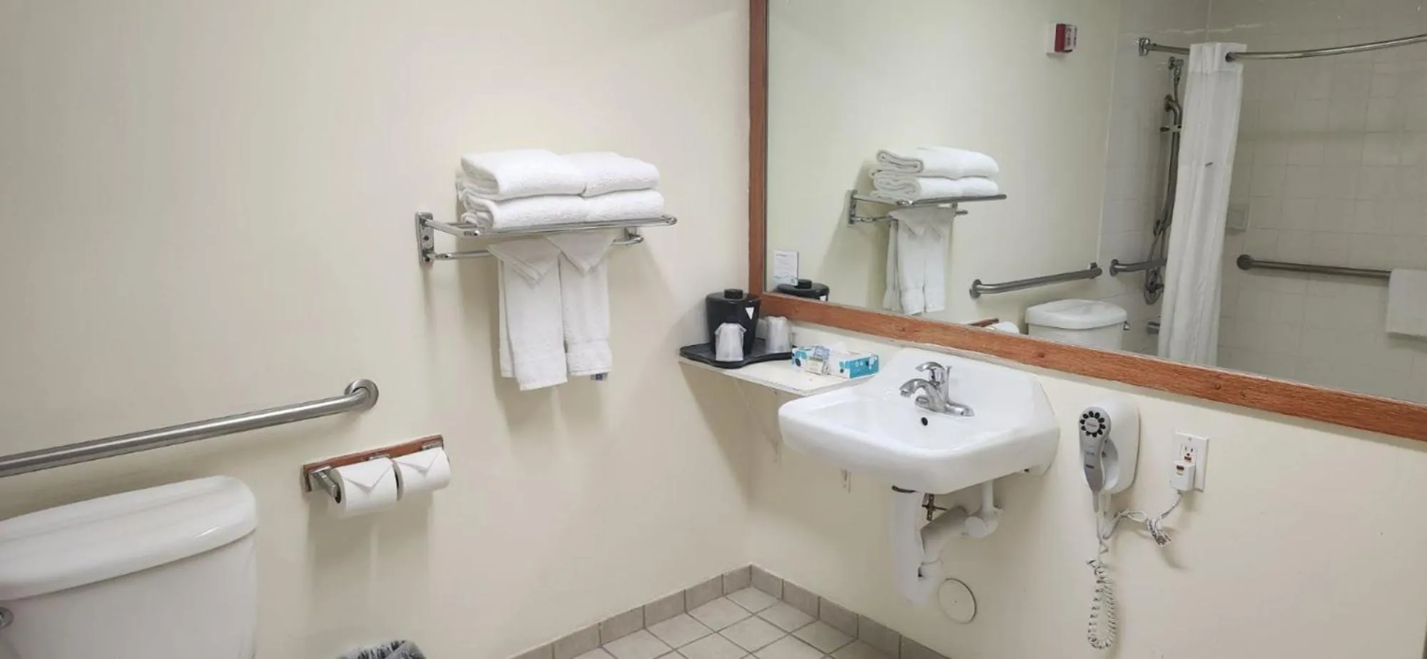 Bathroom in Howard Johnson by Wyndham Fullerton/Anaheim Conference Cntr