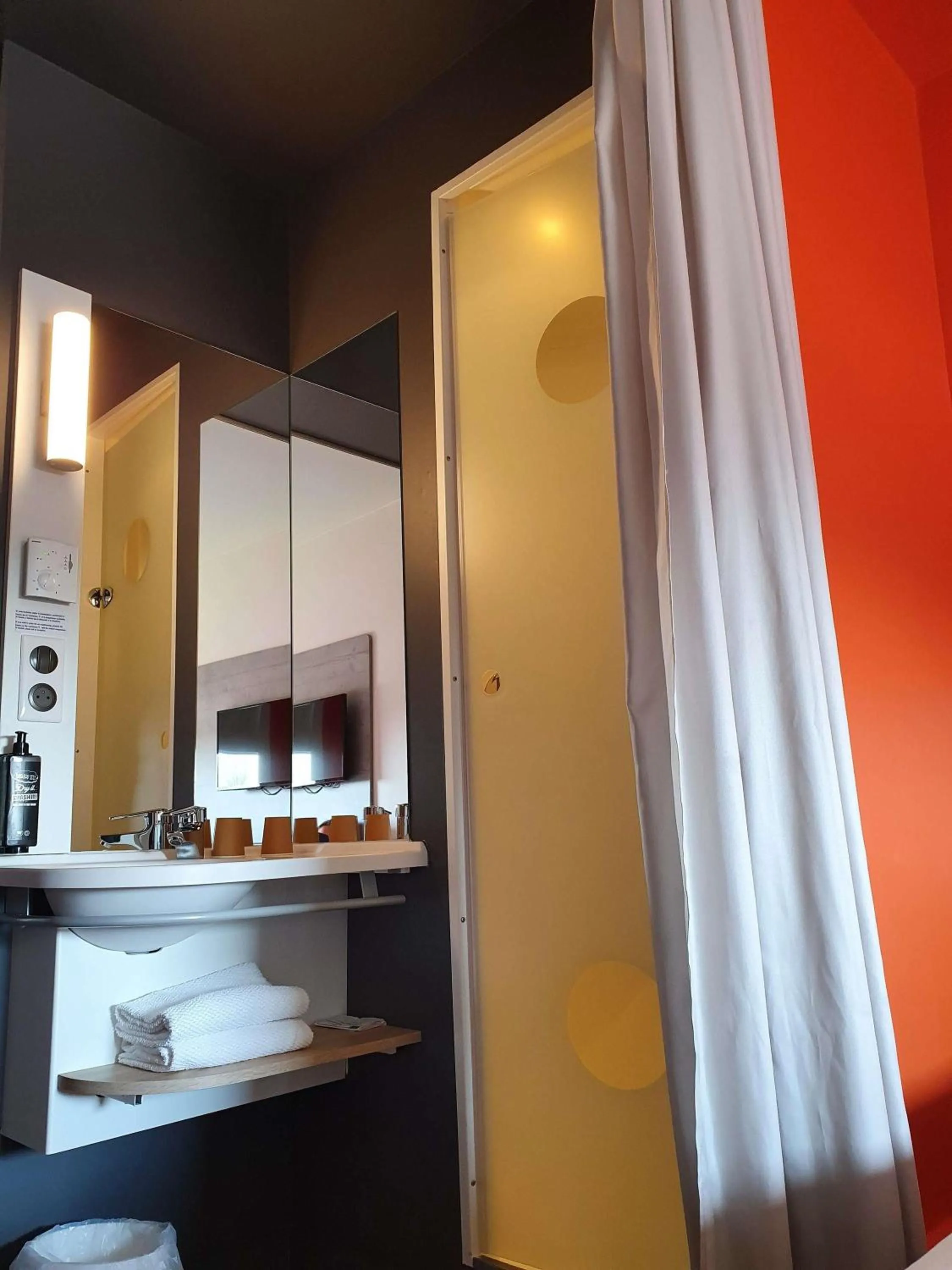 Bedroom in ibis budget Saint Lô