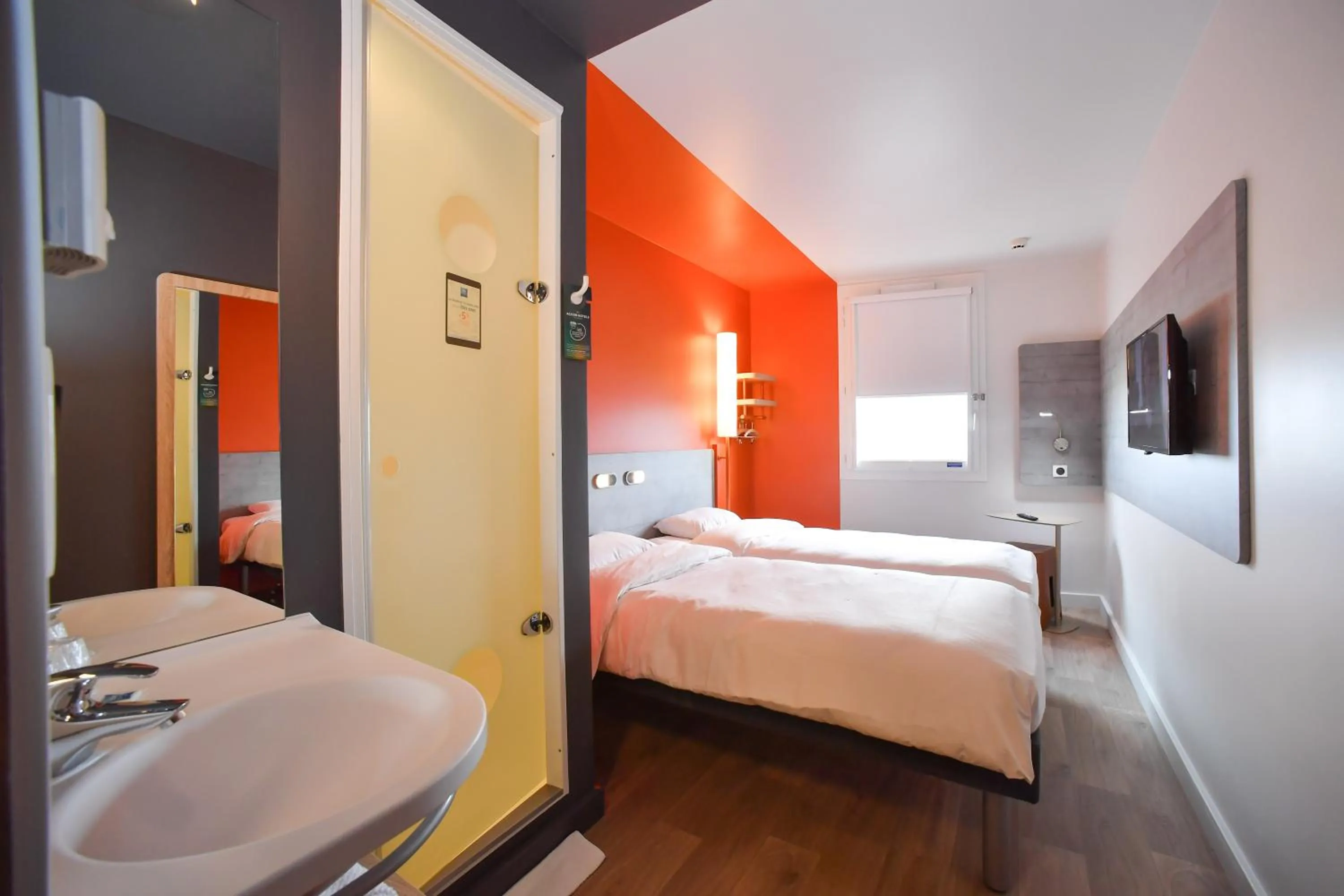 Shower, Bed in ibis budget Saint Lô