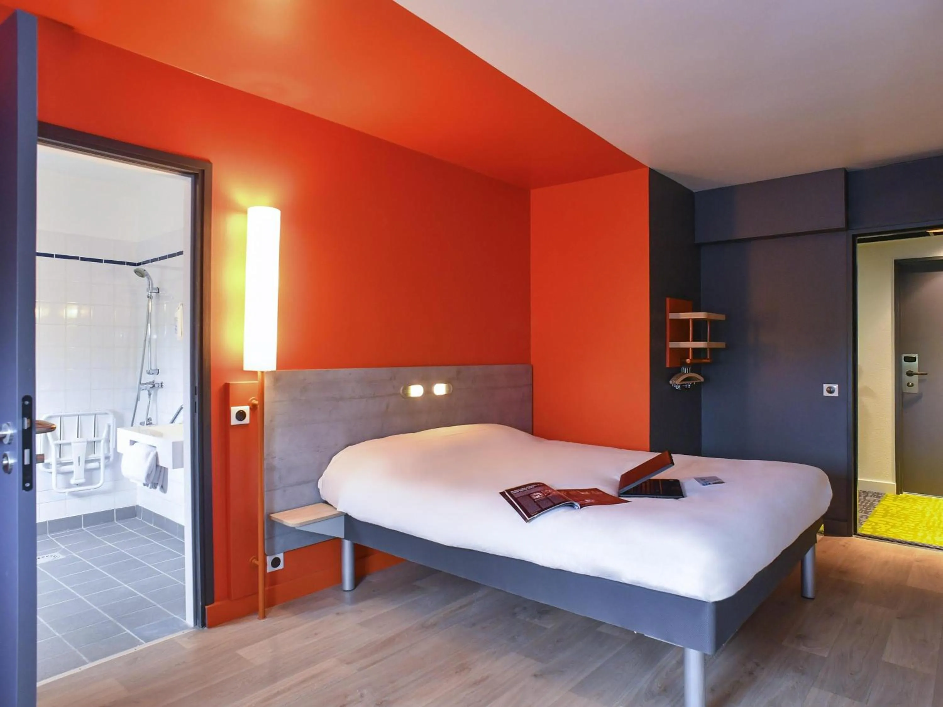 Bedroom, Bed in ibis budget Saint Lô