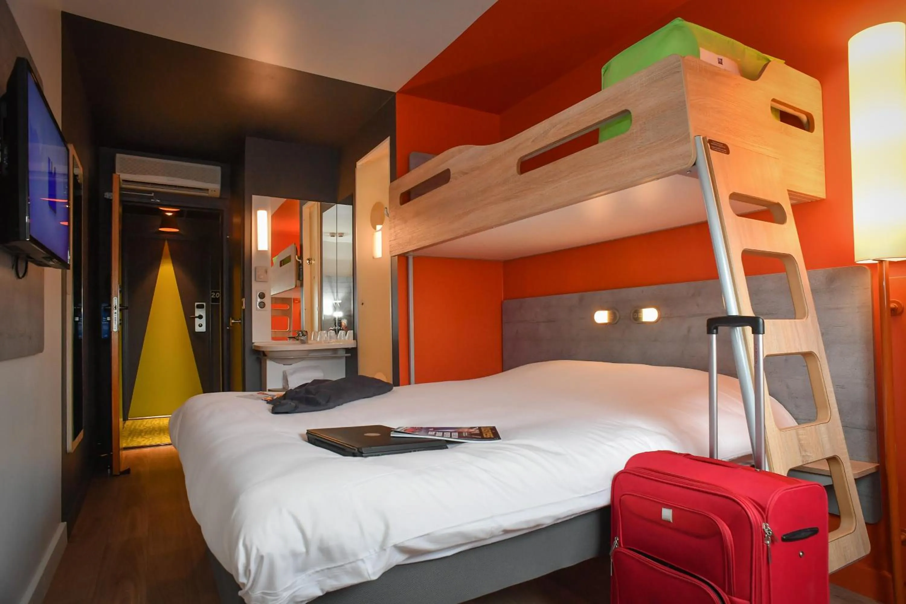 Photo of the whole room, Bed in ibis budget Saint Lô