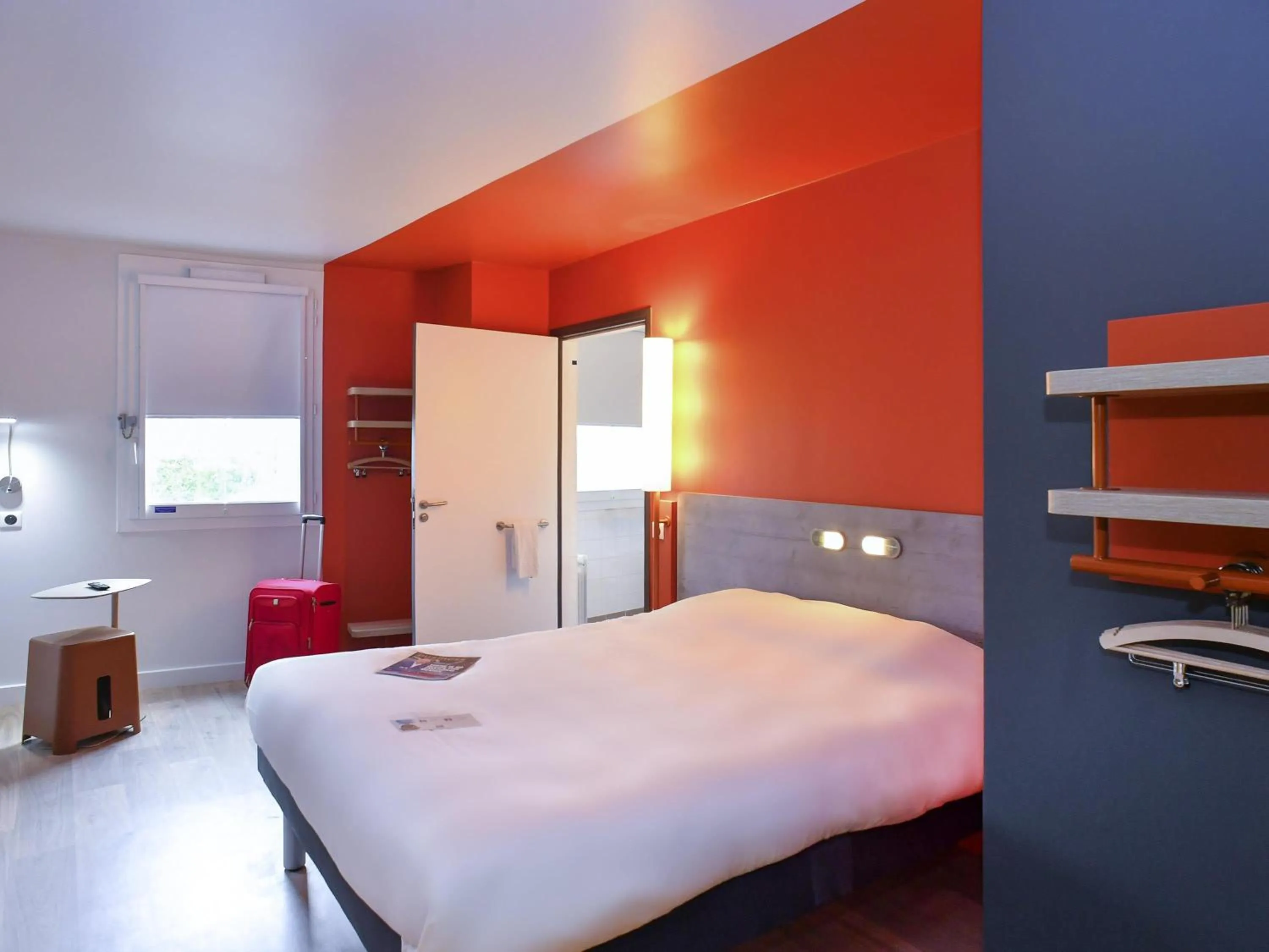Bedroom, Bed in ibis budget Saint Lô