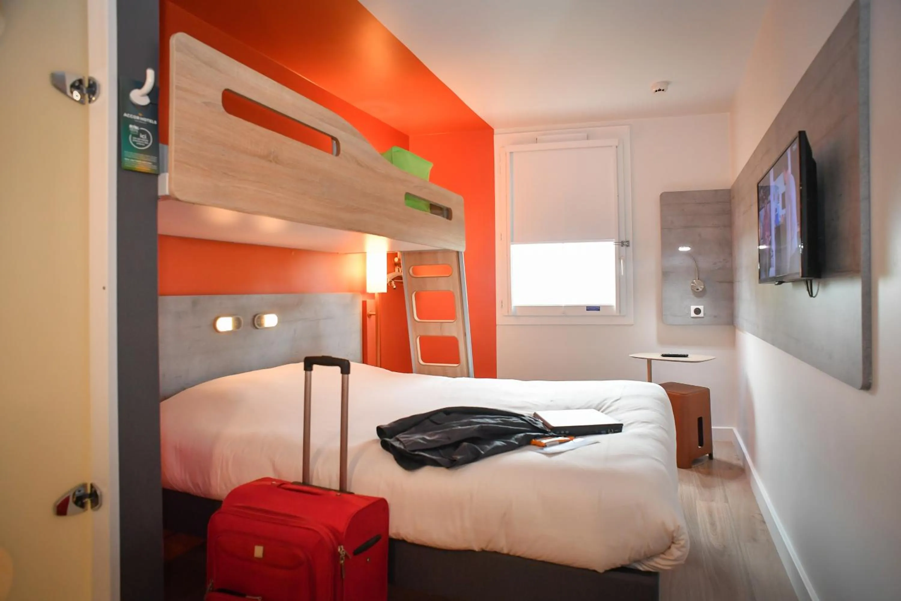 Photo of the whole room, Bed in ibis budget Saint Lô
