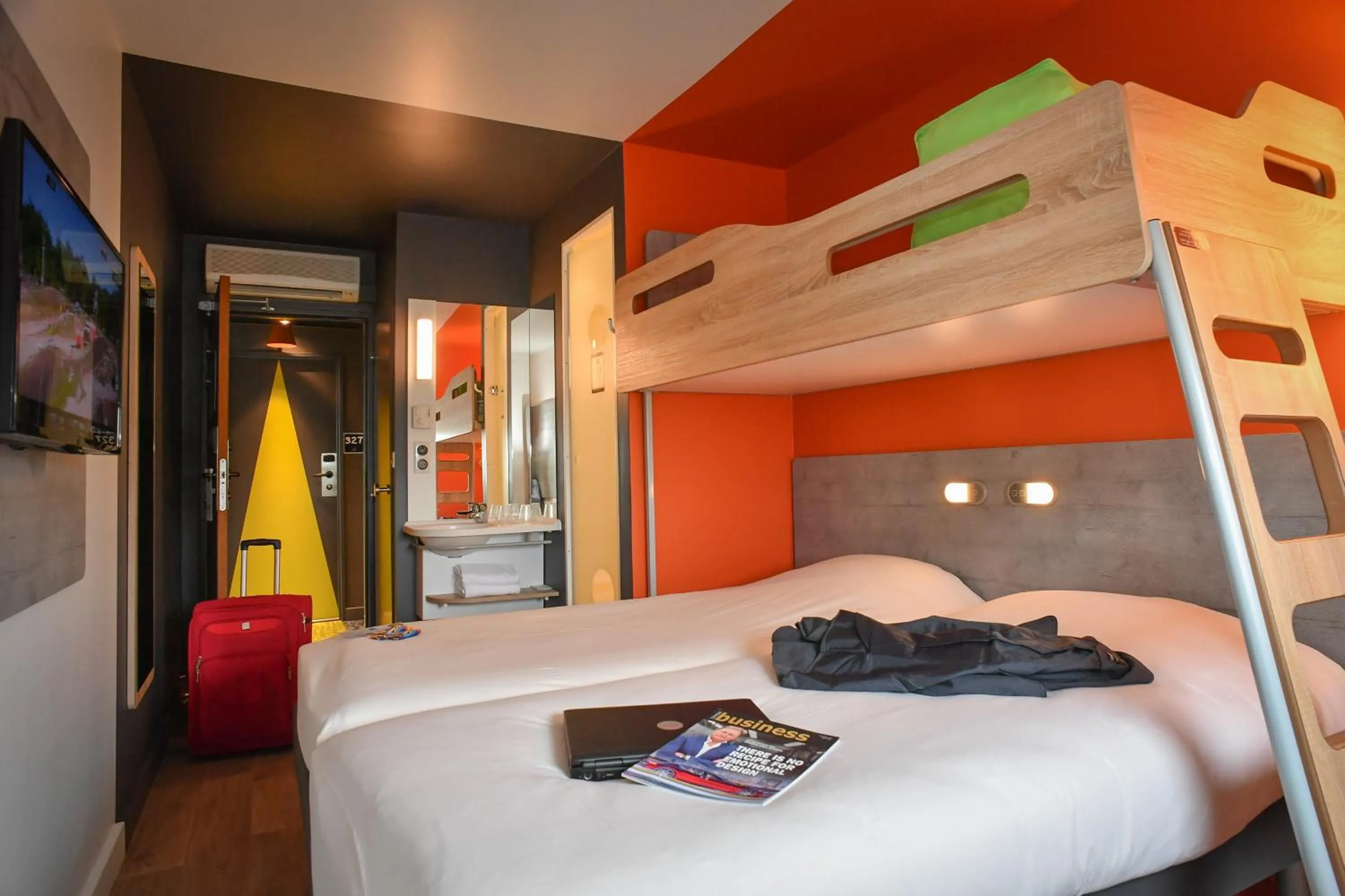 Bathroom, Bed in ibis budget Saint Lô