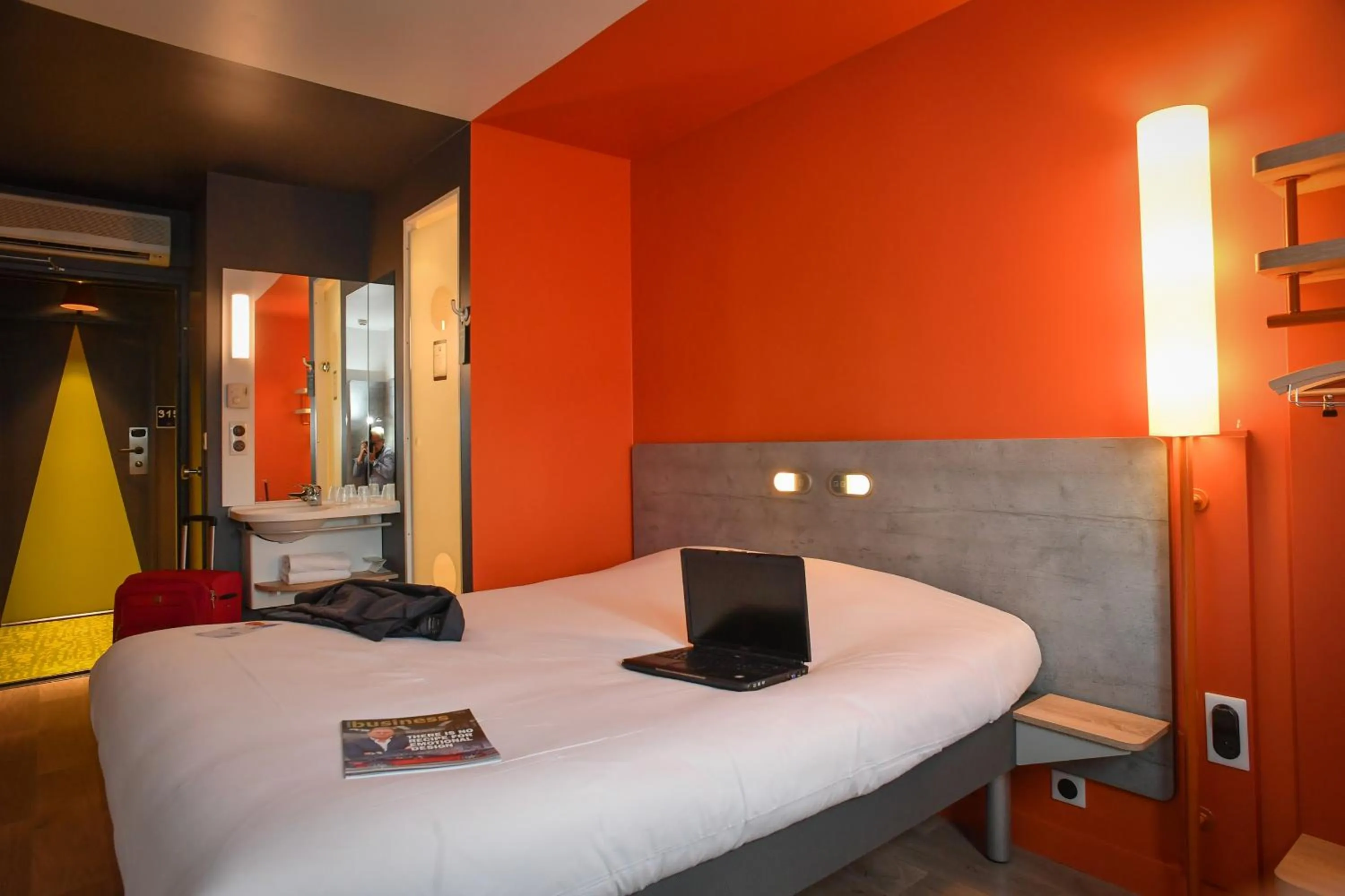 Photo of the whole room, Bed in ibis budget Saint Lô