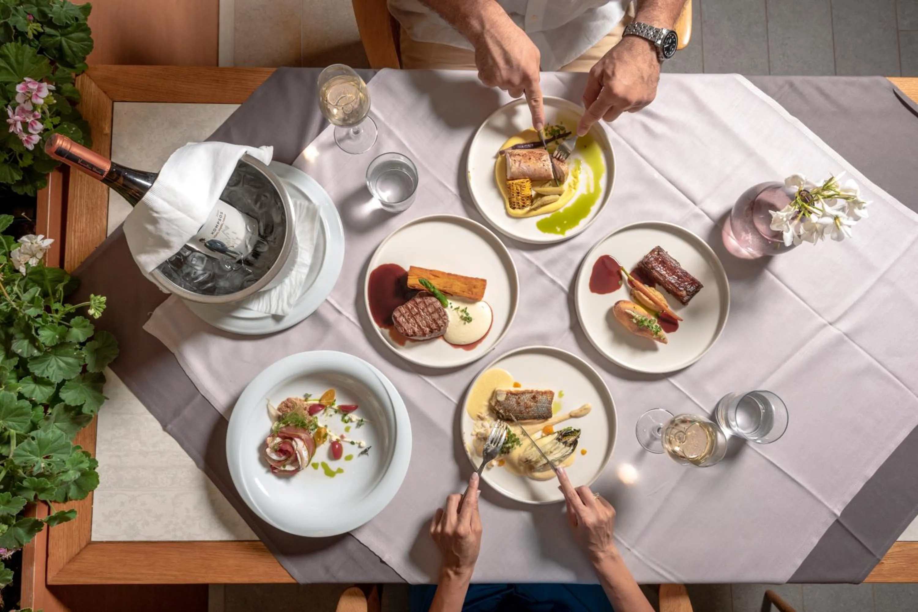 Restaurant/places to eat in Blue Dome Hotel