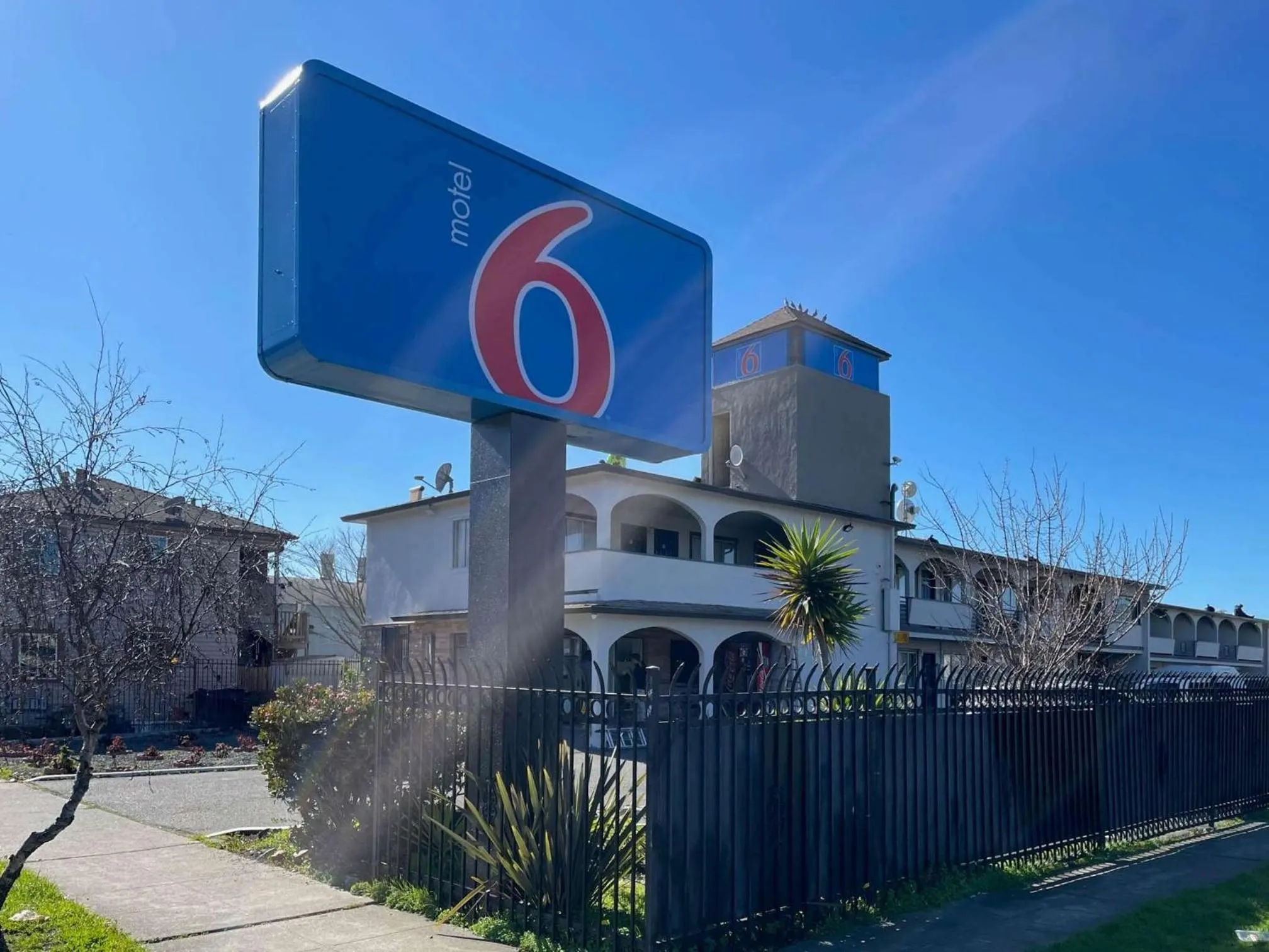 Property building in Motel 6 Richmond CA Civic Center