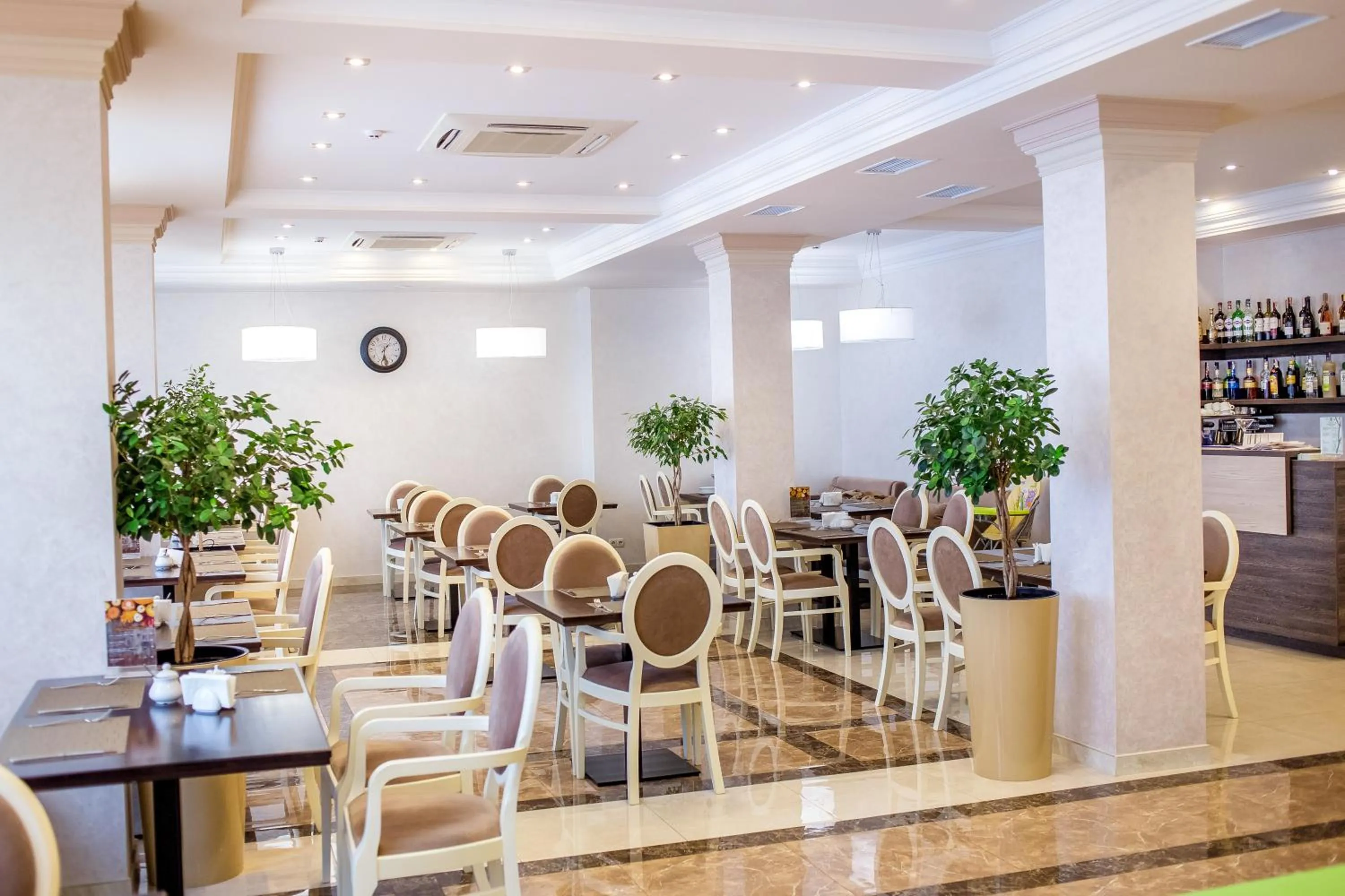 Restaurant/places to eat in Green Park Hotel & SPA