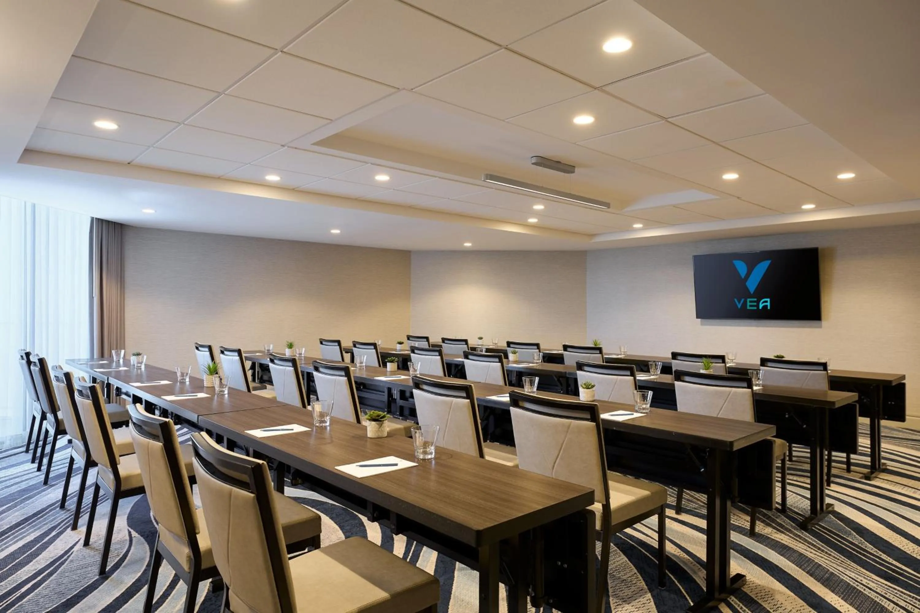 Lounge or bar in VEA Newport Beach, a Marriott Resort & Spa