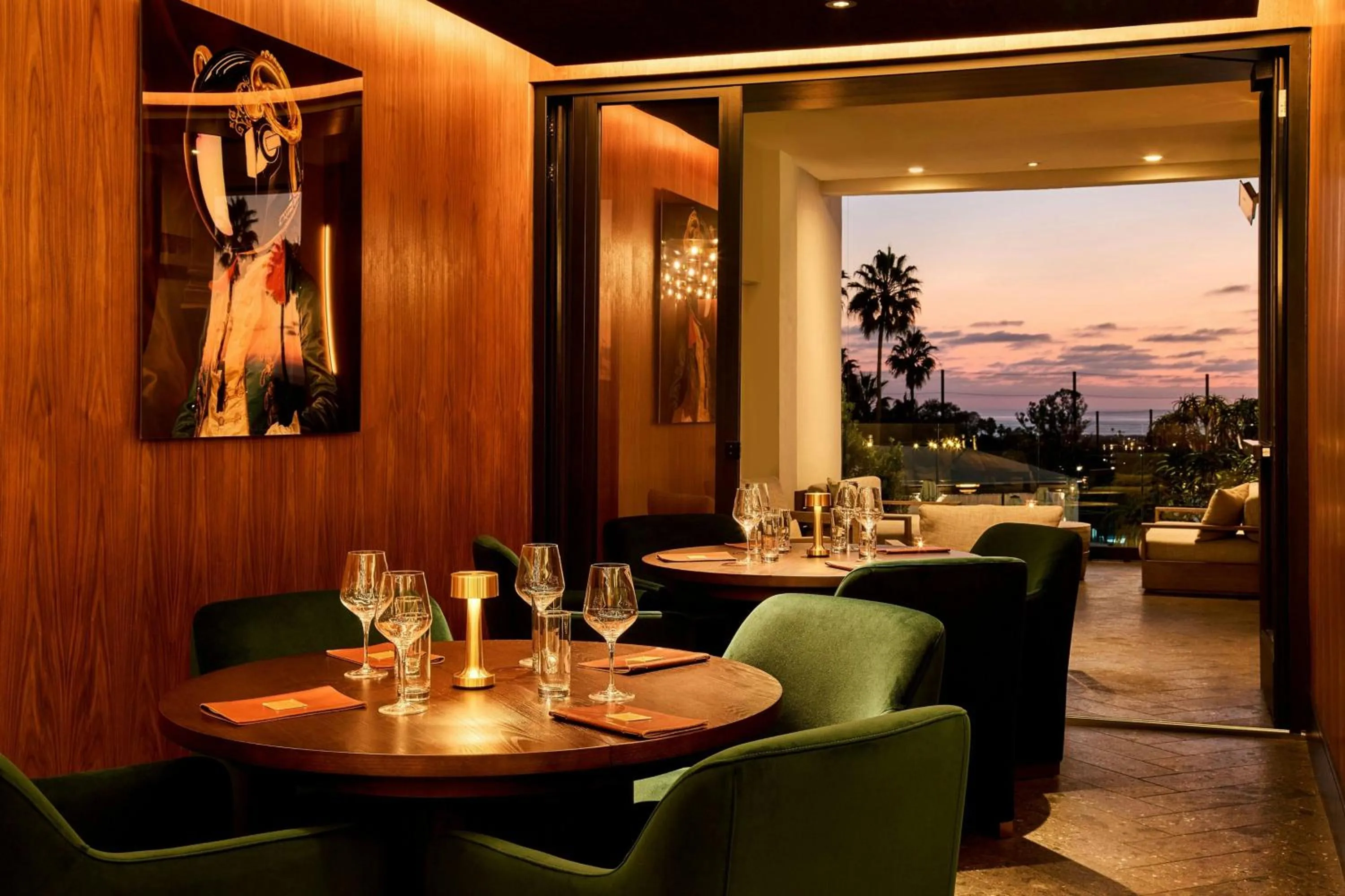 Lounge or bar in VEA Newport Beach, a Marriott Resort & Spa