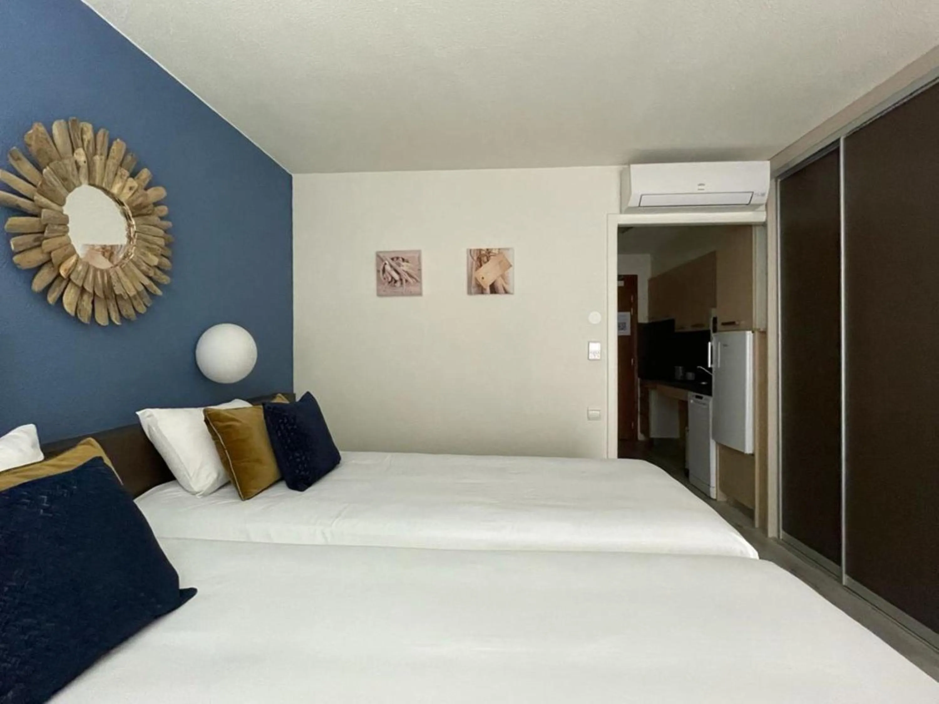 Kitchen or kitchenette, Bed in Résidence Les Baladines