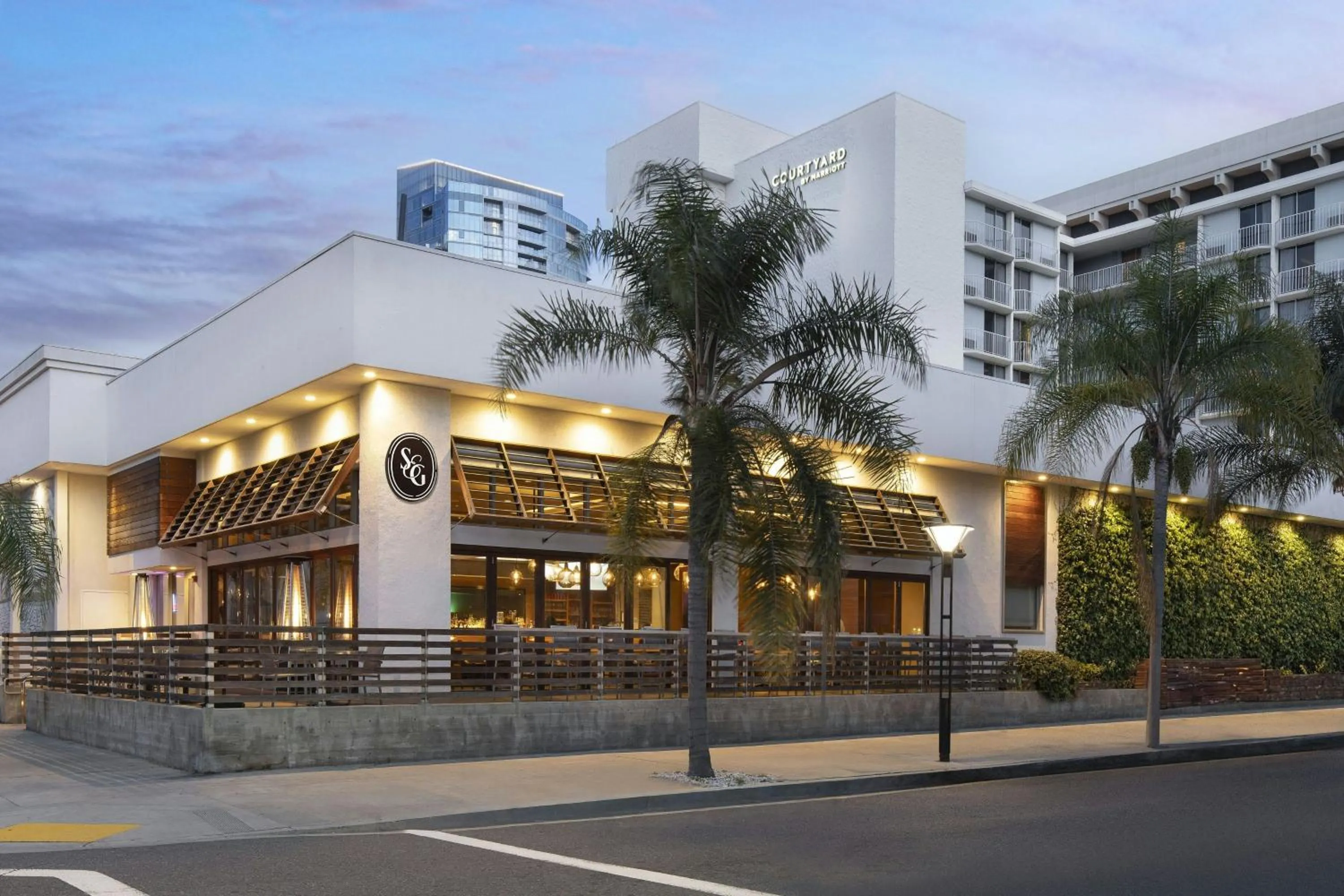 Restaurant/places to eat in Courtyard by Marriott Long Beach Downtown