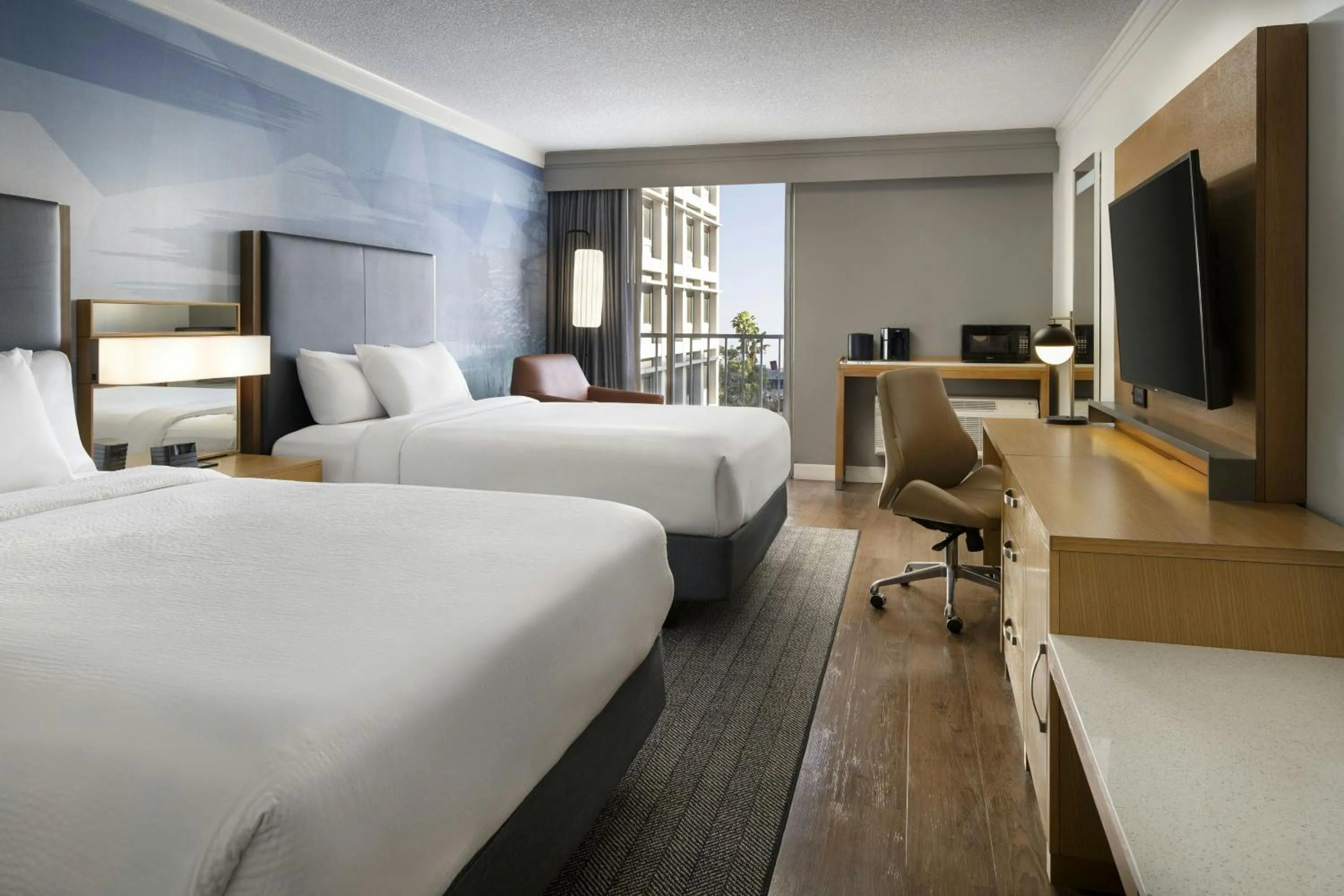 Photo of the whole room, Bed in Courtyard by Marriott Long Beach Downtown