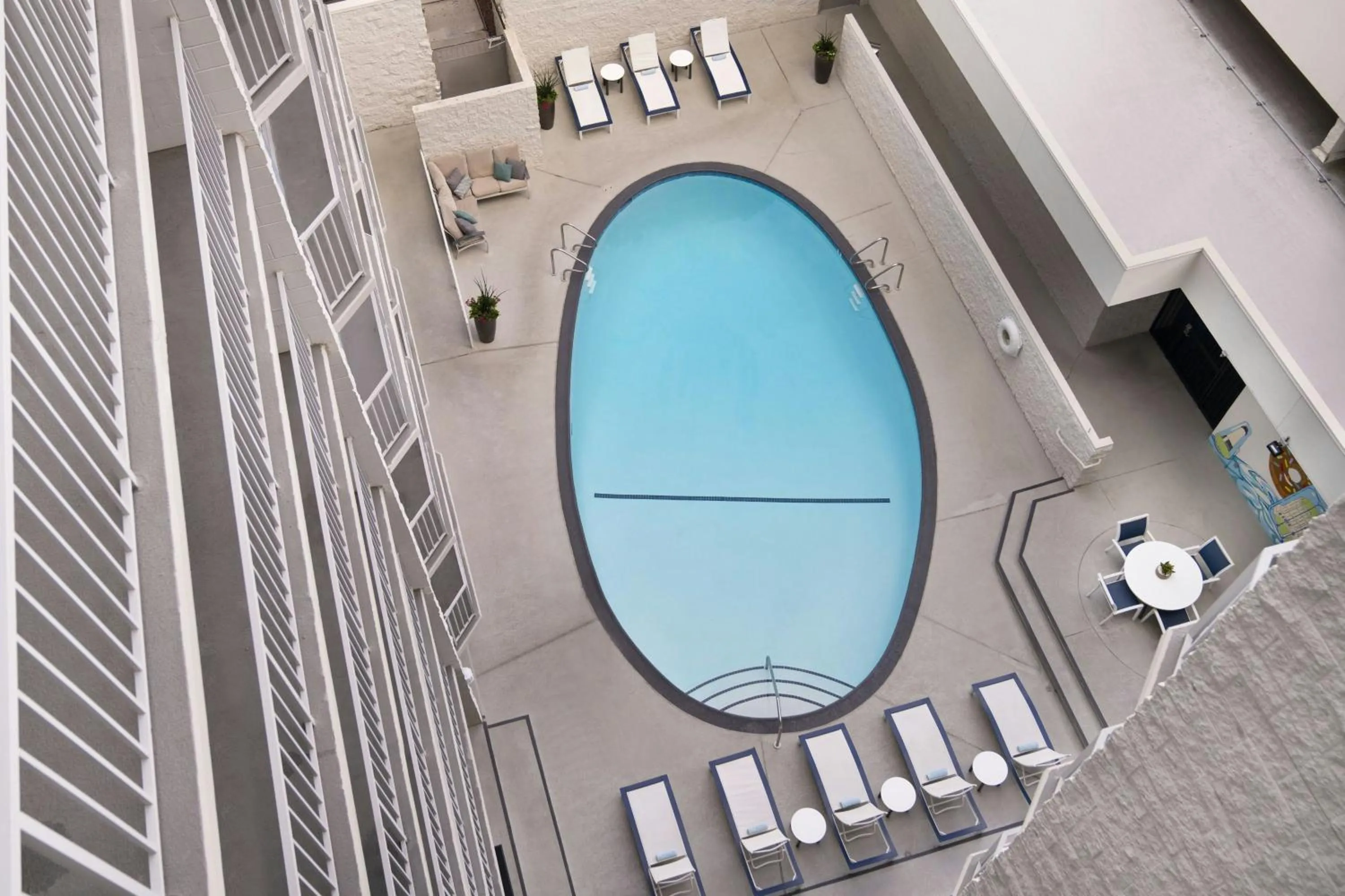 Swimming pool in Courtyard by Marriott Long Beach Downtown