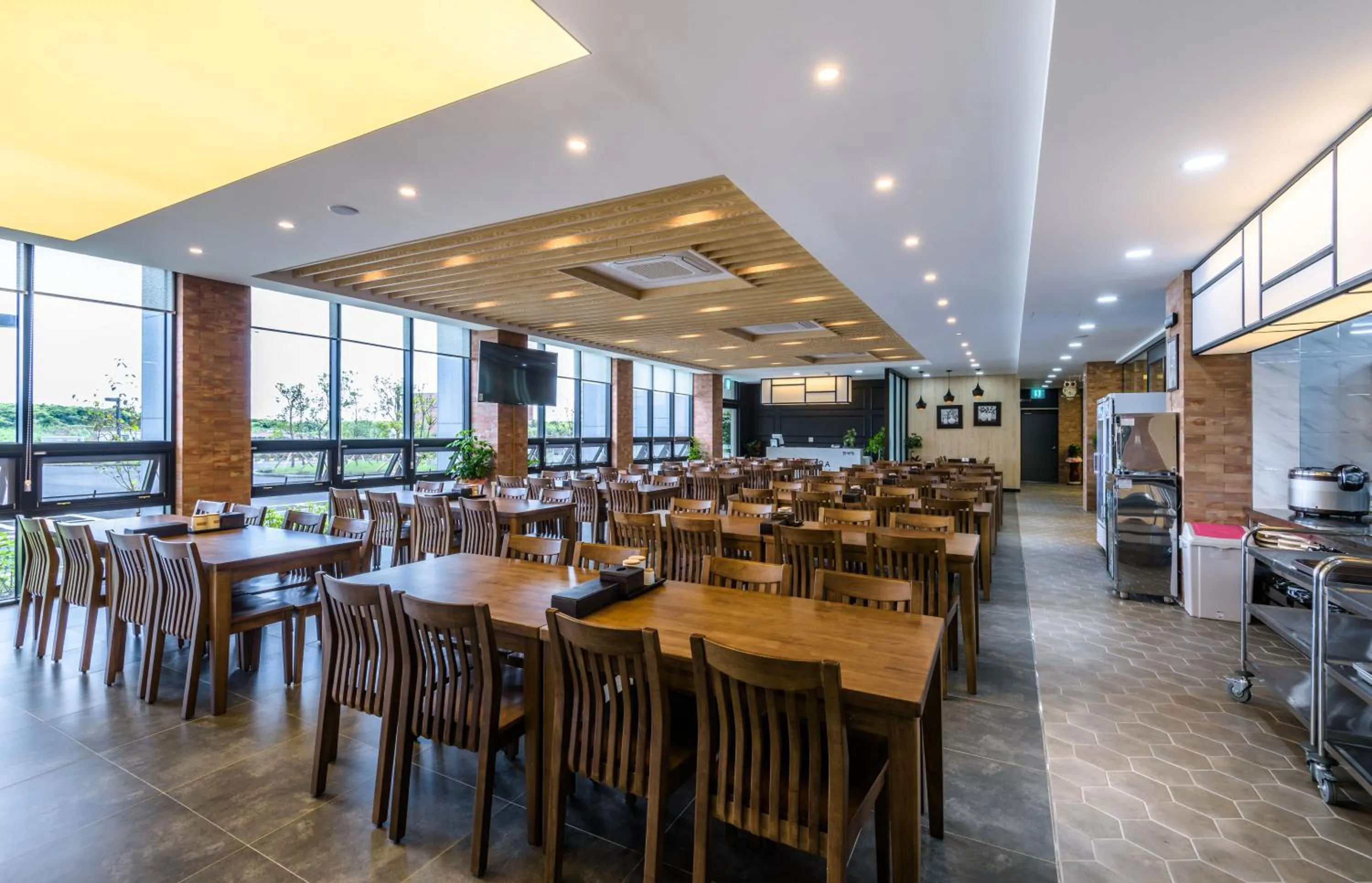 Restaurant/places to eat in Thira Hotel