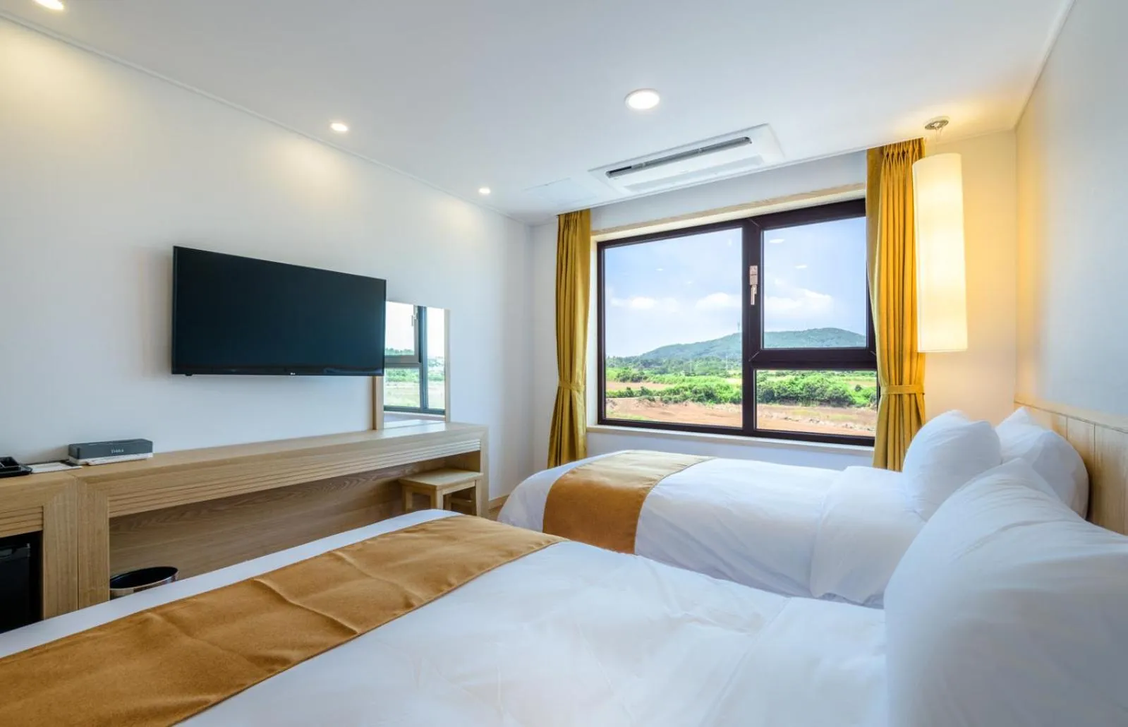 TV and multimedia, Bed in Thira Hotel