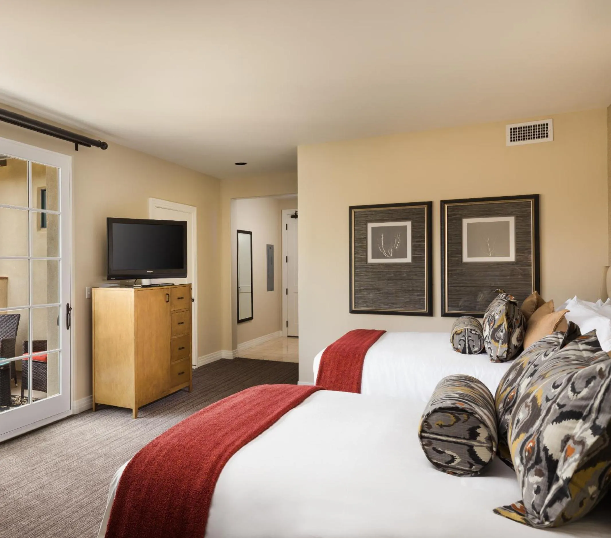 Communal lounge/ TV room, Bed in Terranea Resort