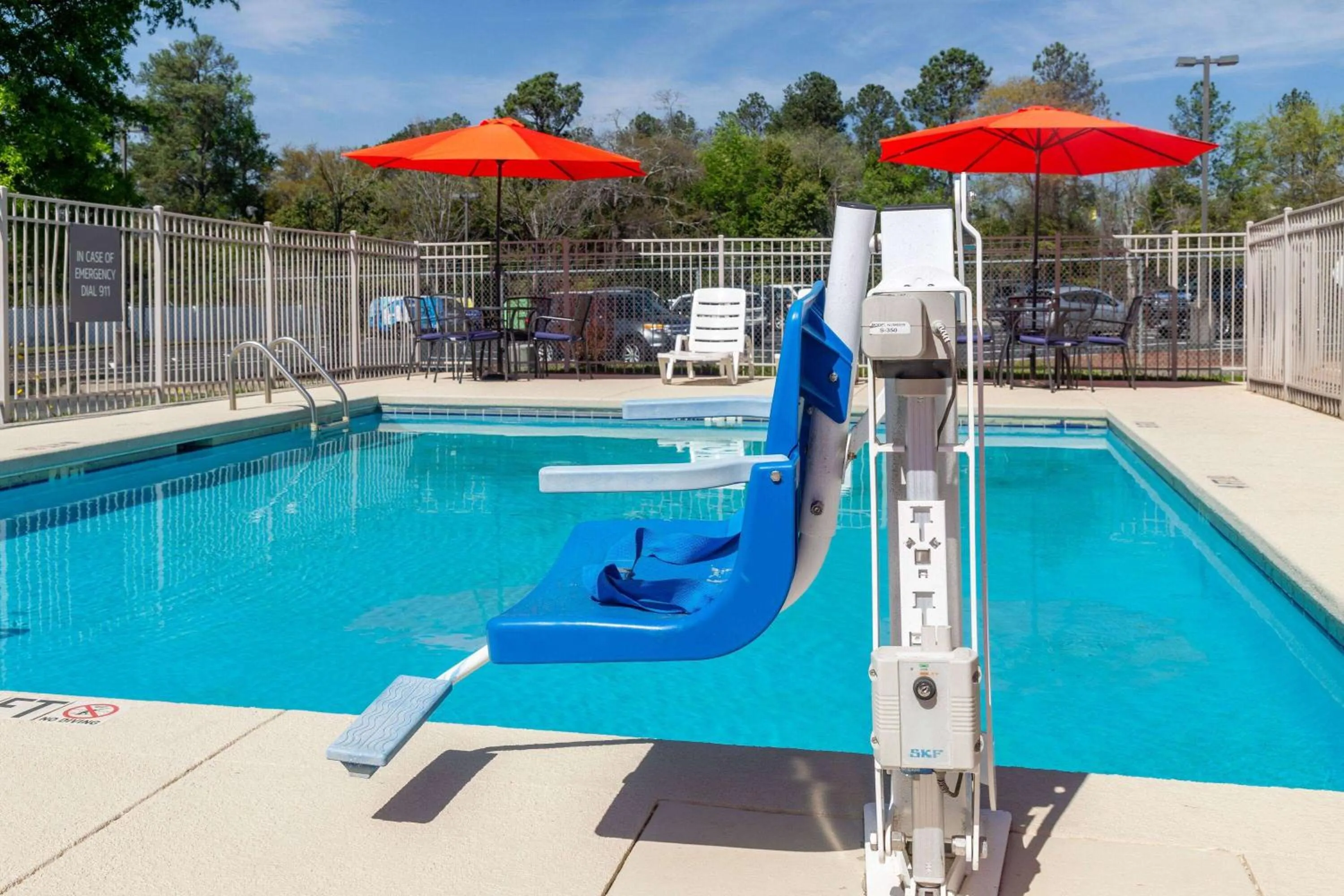 Swimming pool in La Quinta Inn & Suites by Wyndham Augusta Fort Eisenhower