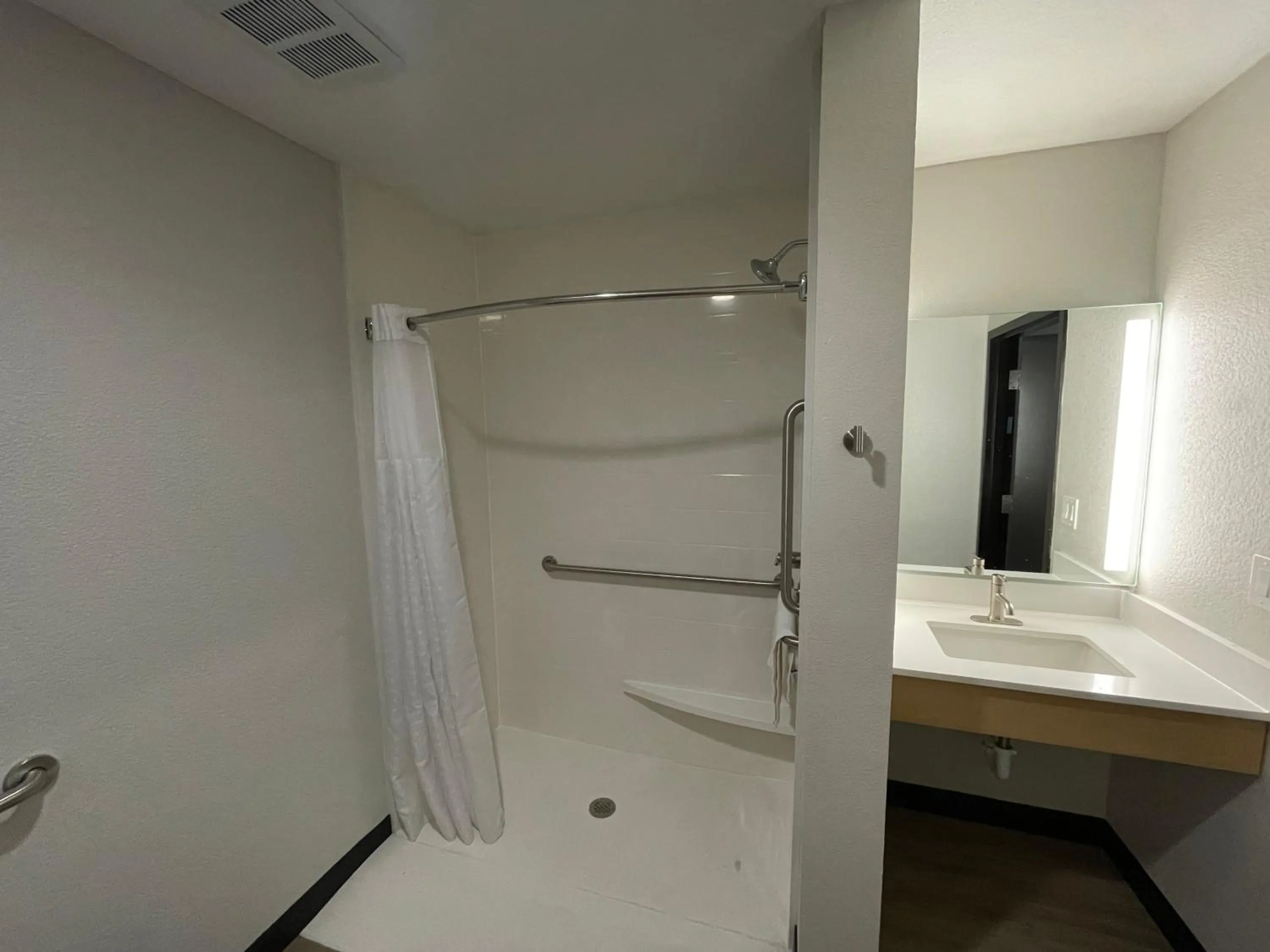 Bathroom in La Quinta Inn & Suites by Wyndham Augusta Fort Eisenhower