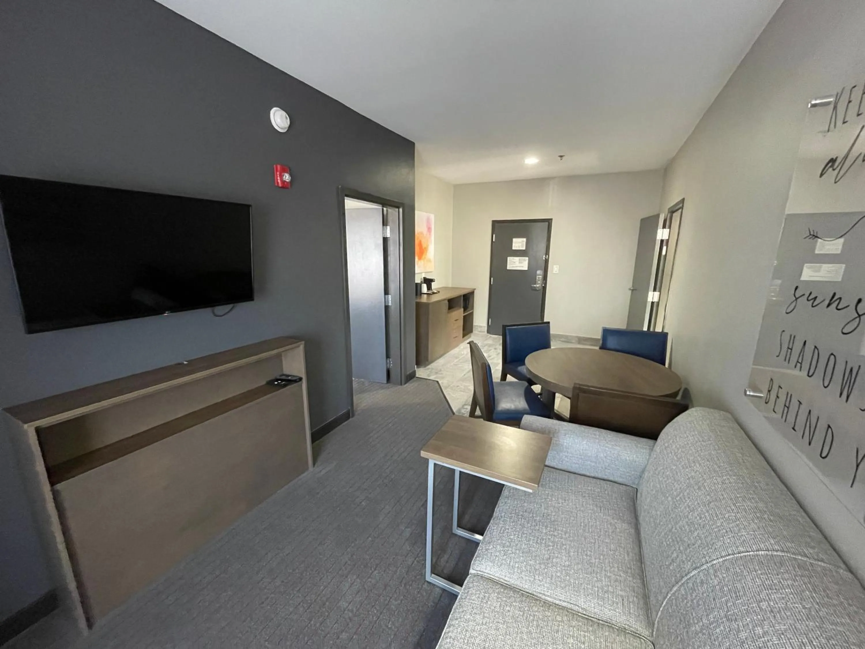 Living room in La Quinta Inn & Suites by Wyndham Augusta Fort Eisenhower