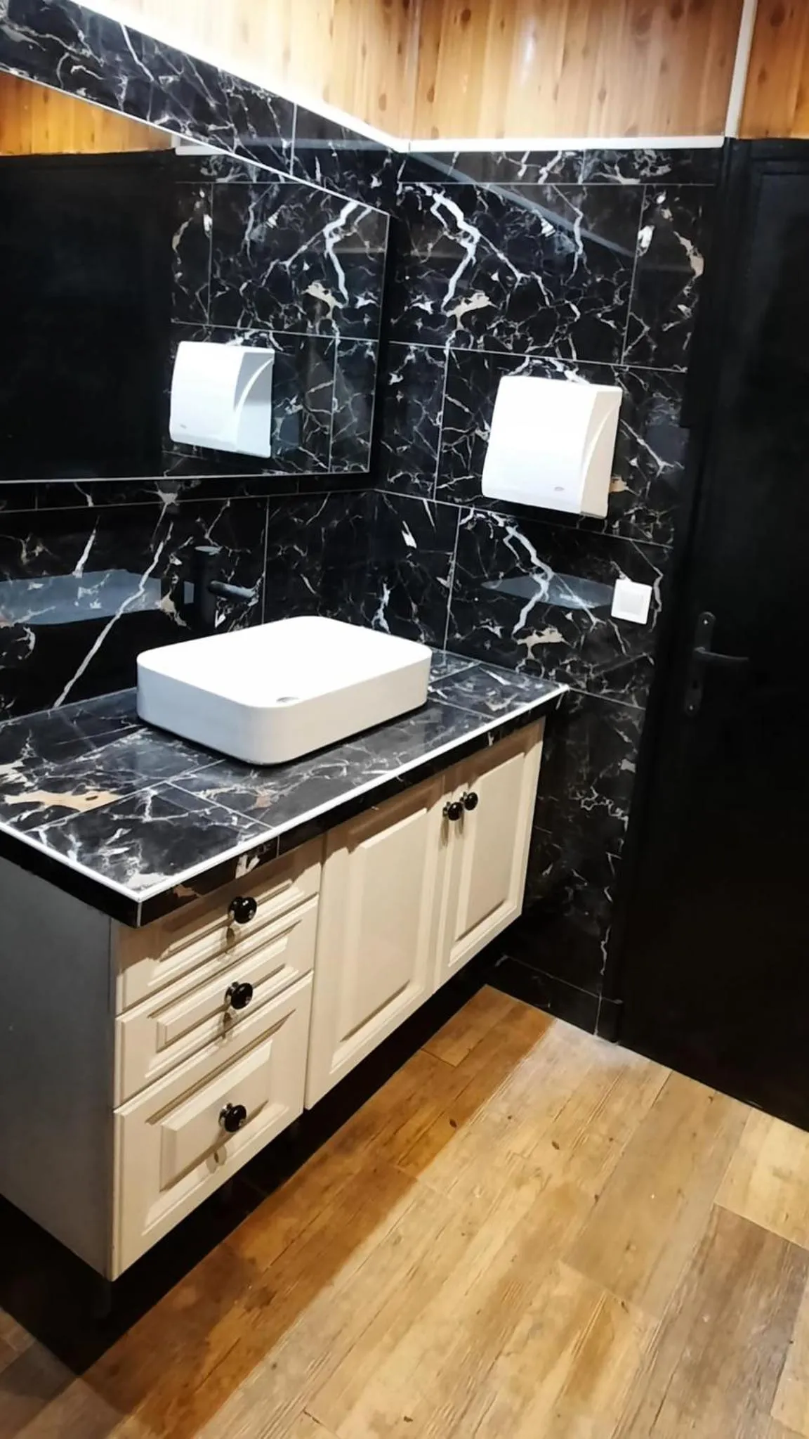 Toilet in Hôtel Chastellares