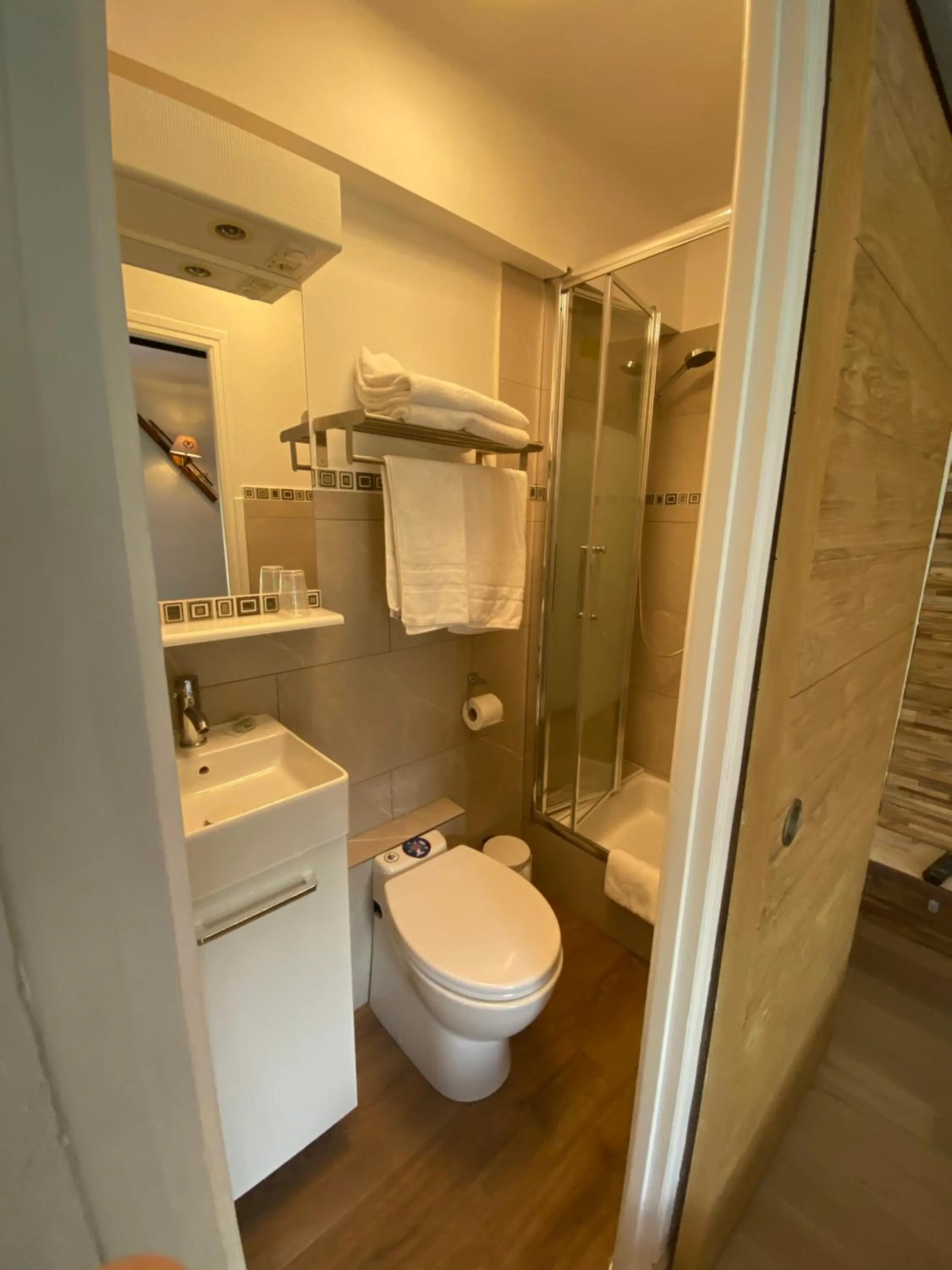 Shower in Hôtel Chastellares