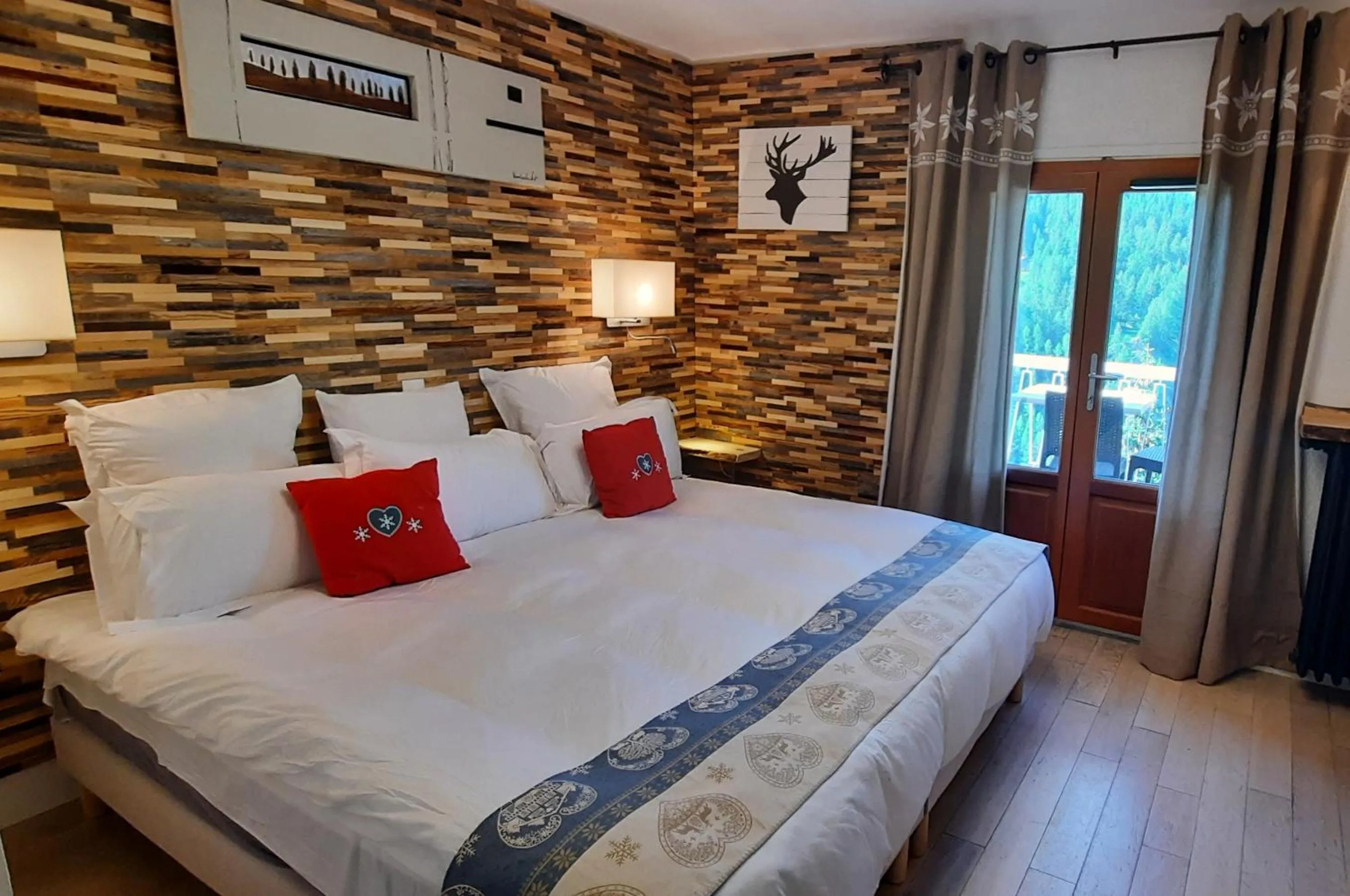 Photo of the whole room, Bed in Hôtel Chastellares