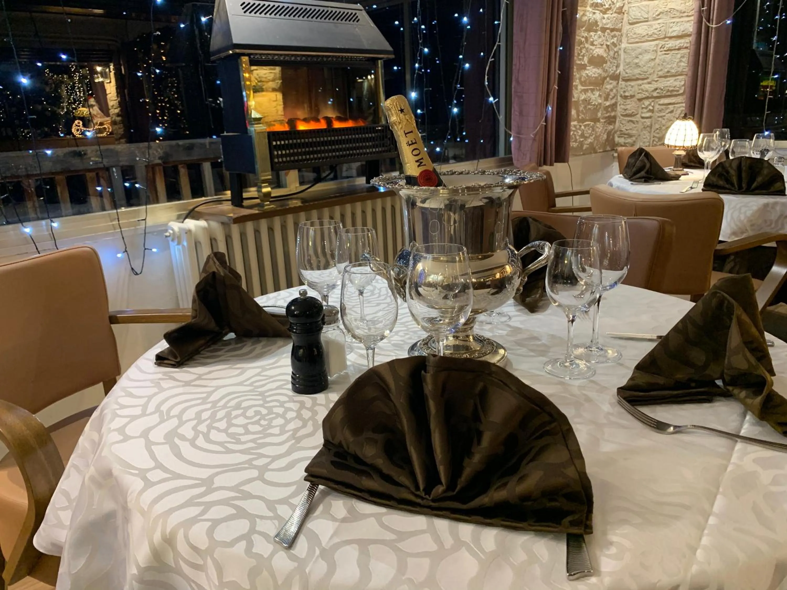 Restaurant/places to eat in Hôtel Chastellares