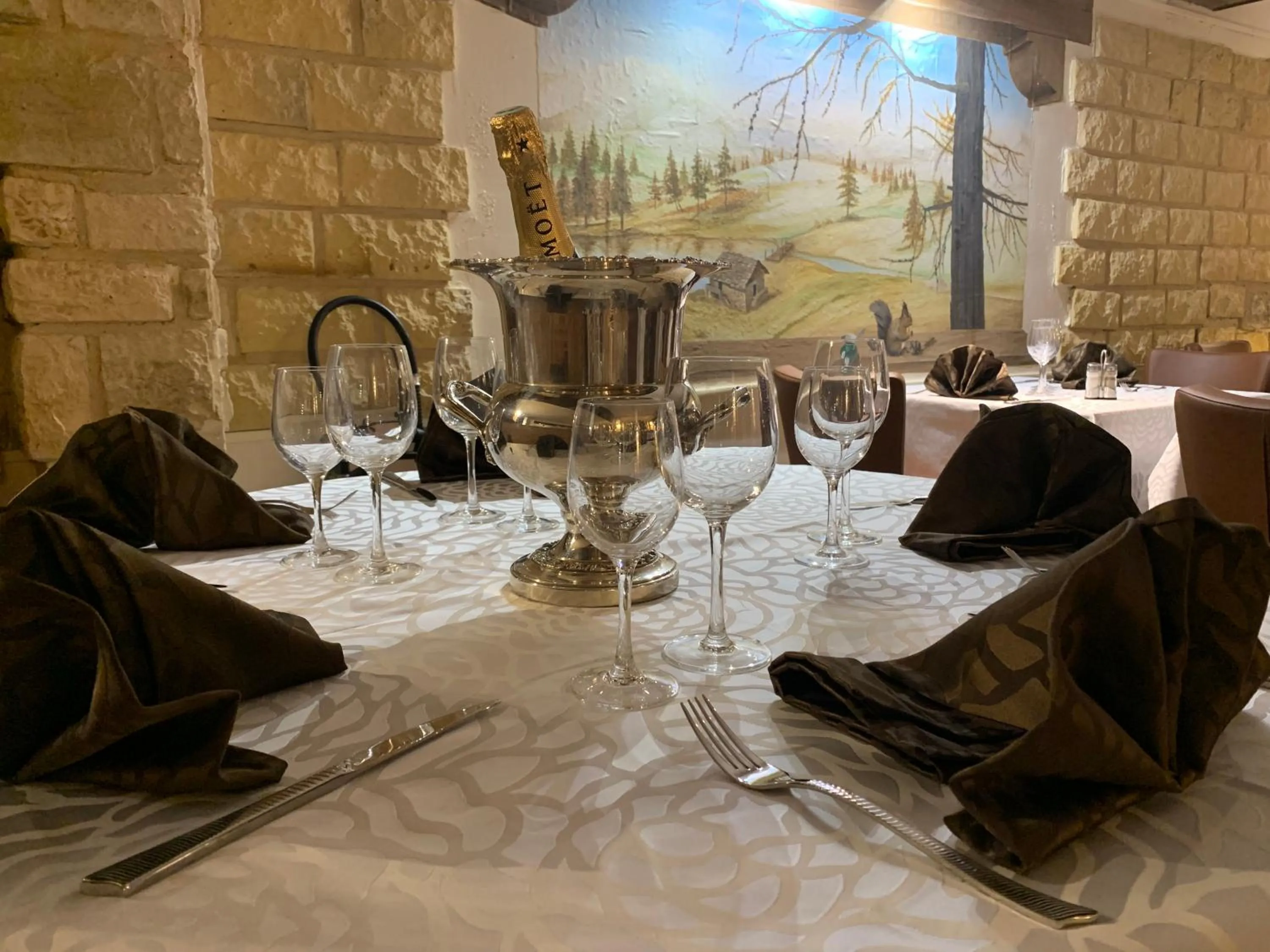 Restaurant/places to eat in Hôtel Chastellares