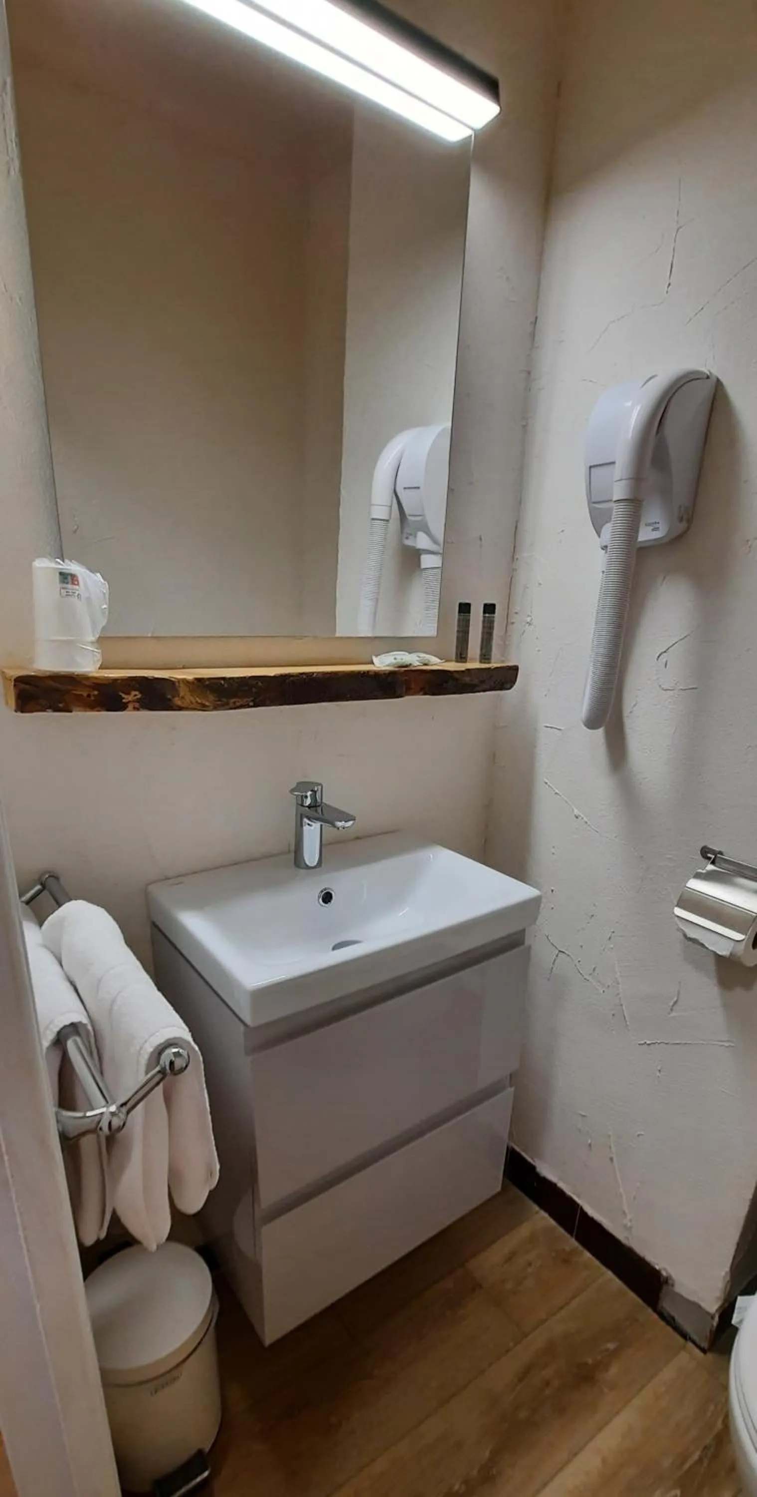 Toilet in Hôtel Chastellares