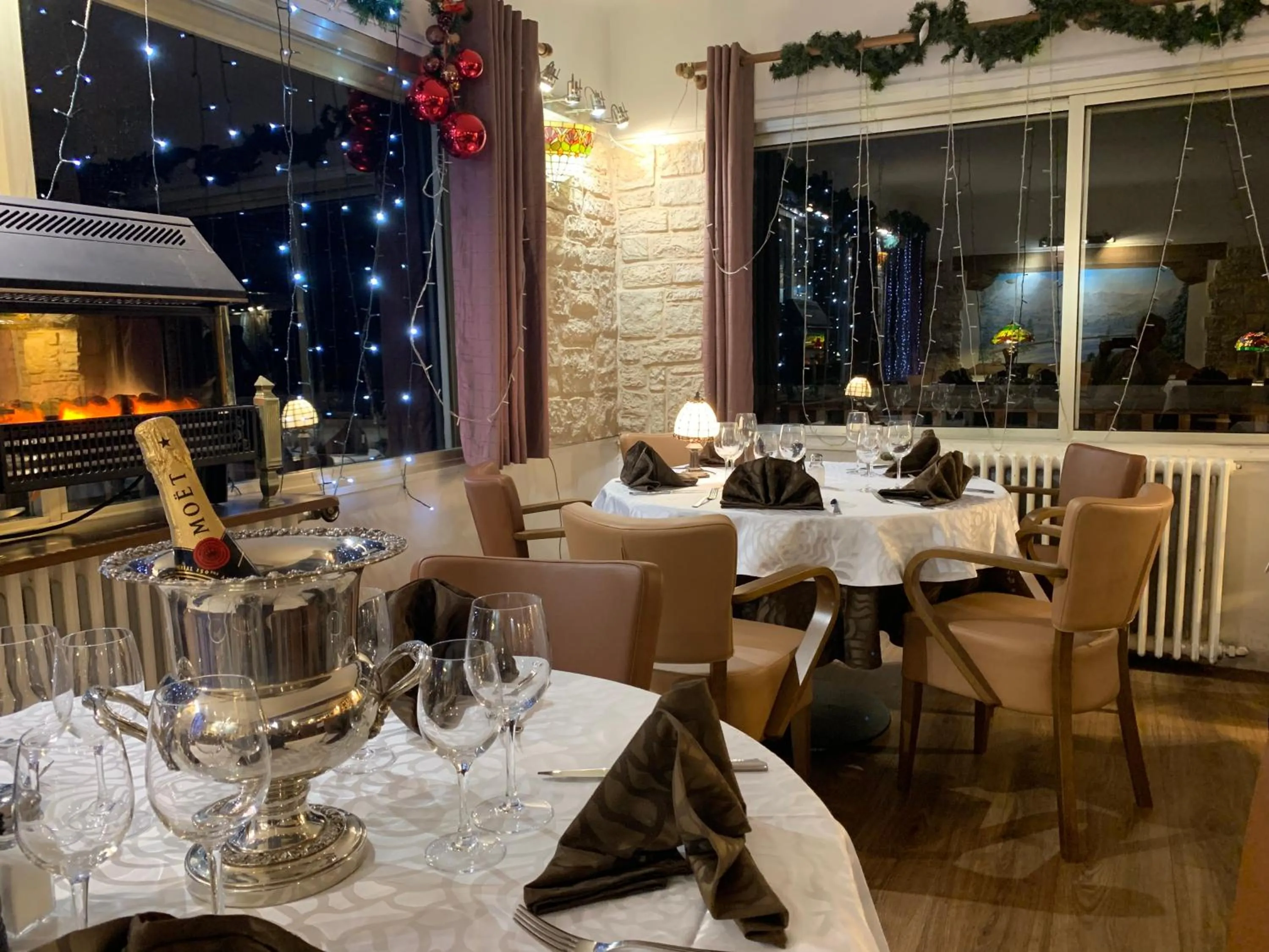 Restaurant/places to eat in Hôtel Chastellares