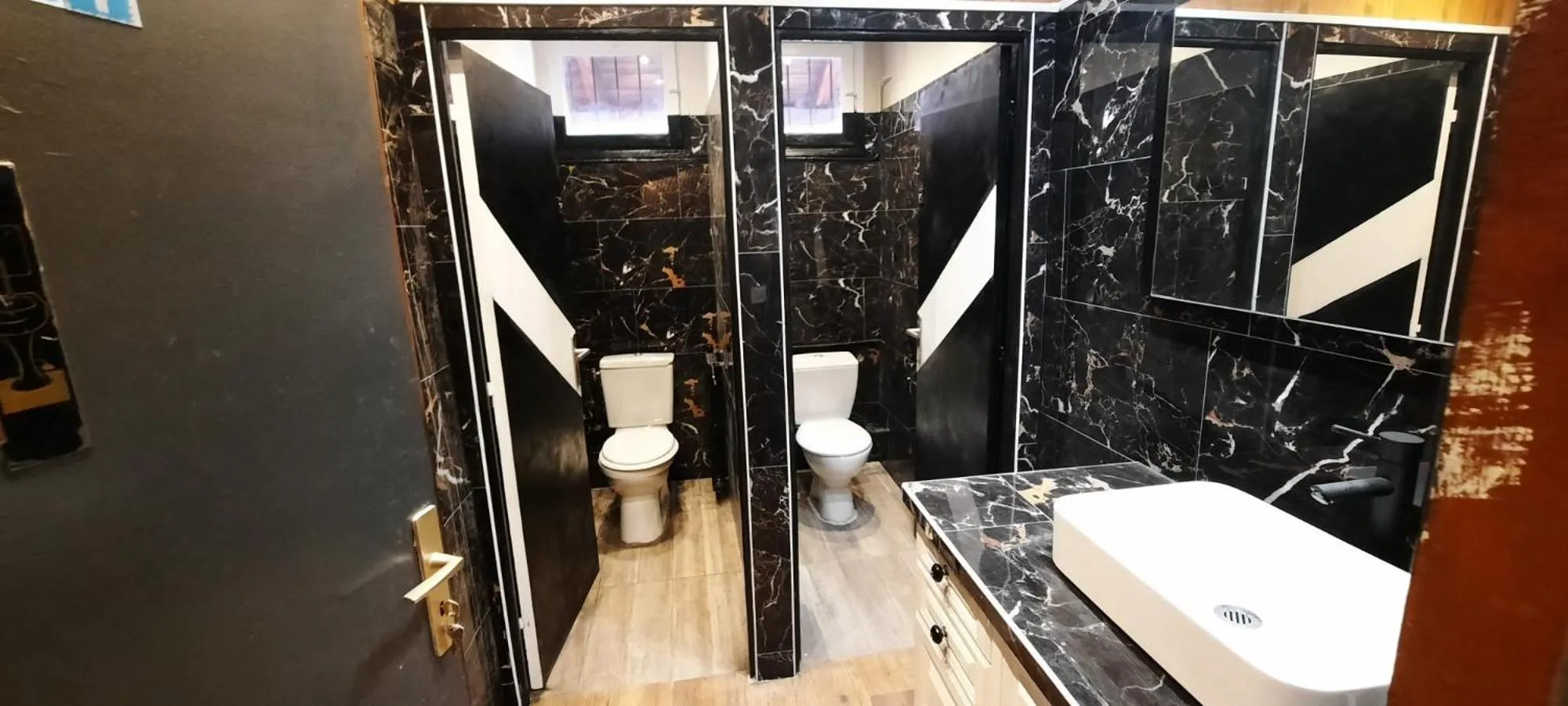 Toilet in Hôtel Chastellares