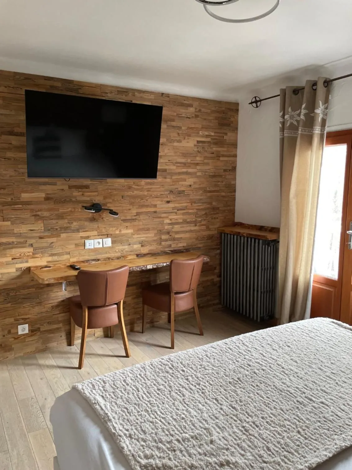 Communal lounge/ TV room, Bed in Hôtel Chastellares