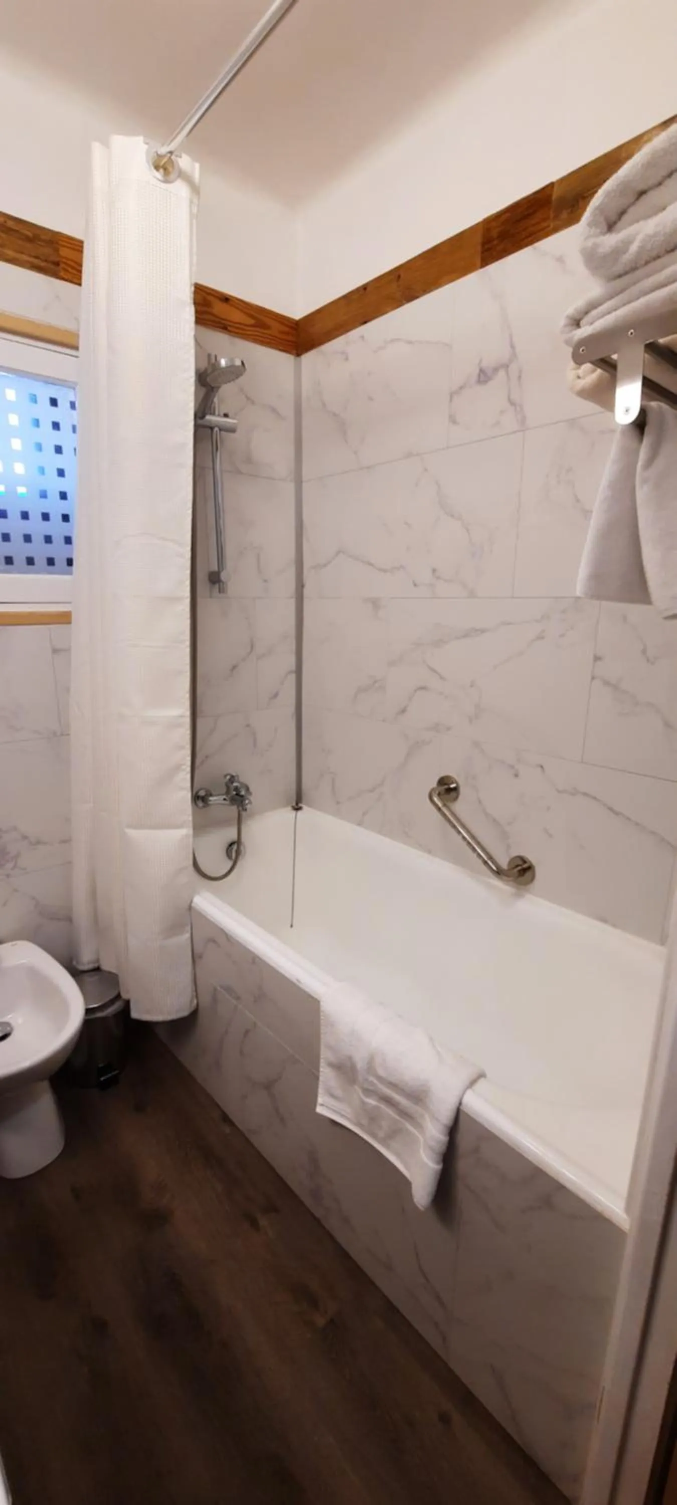 Shower in Hôtel Chastellares