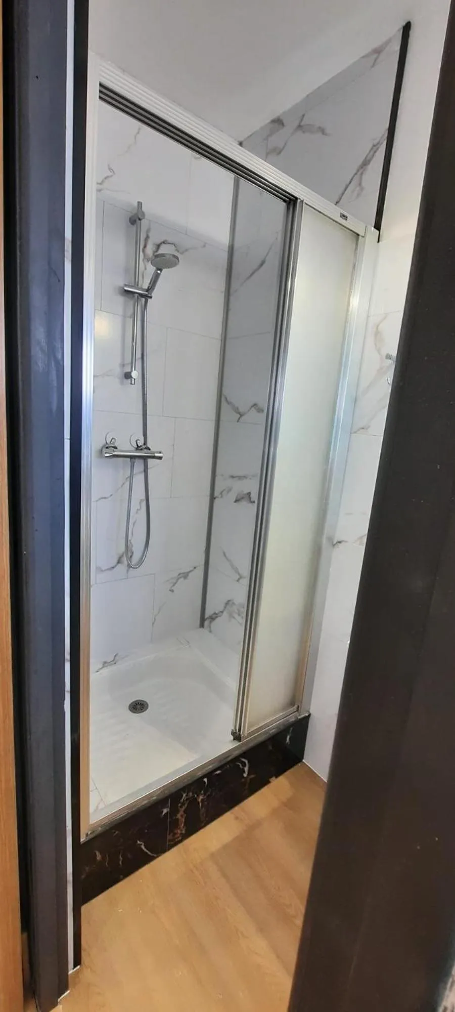 Shower in Hôtel Chastellares