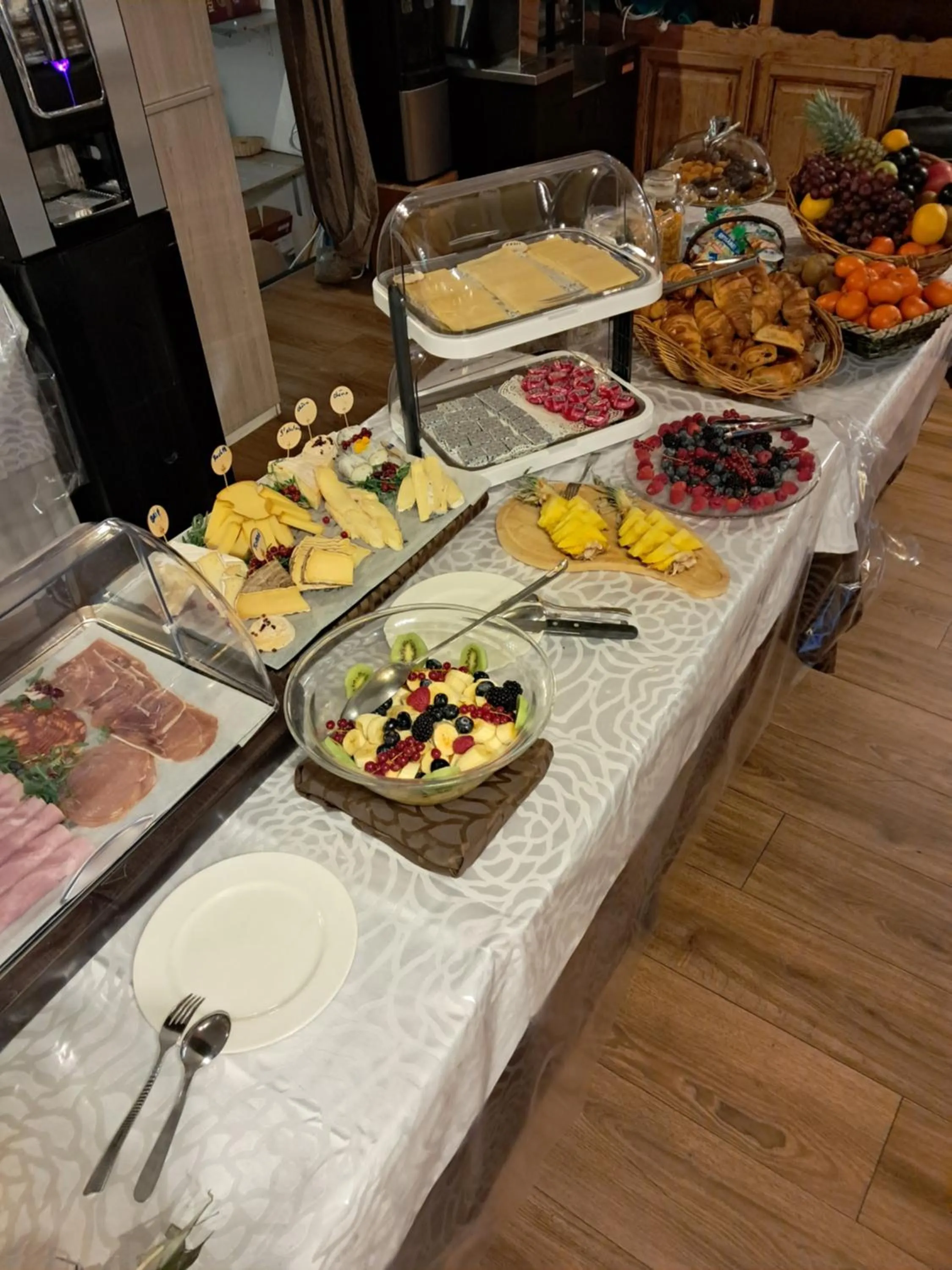 Buffet breakfast in Hôtel Chastellares