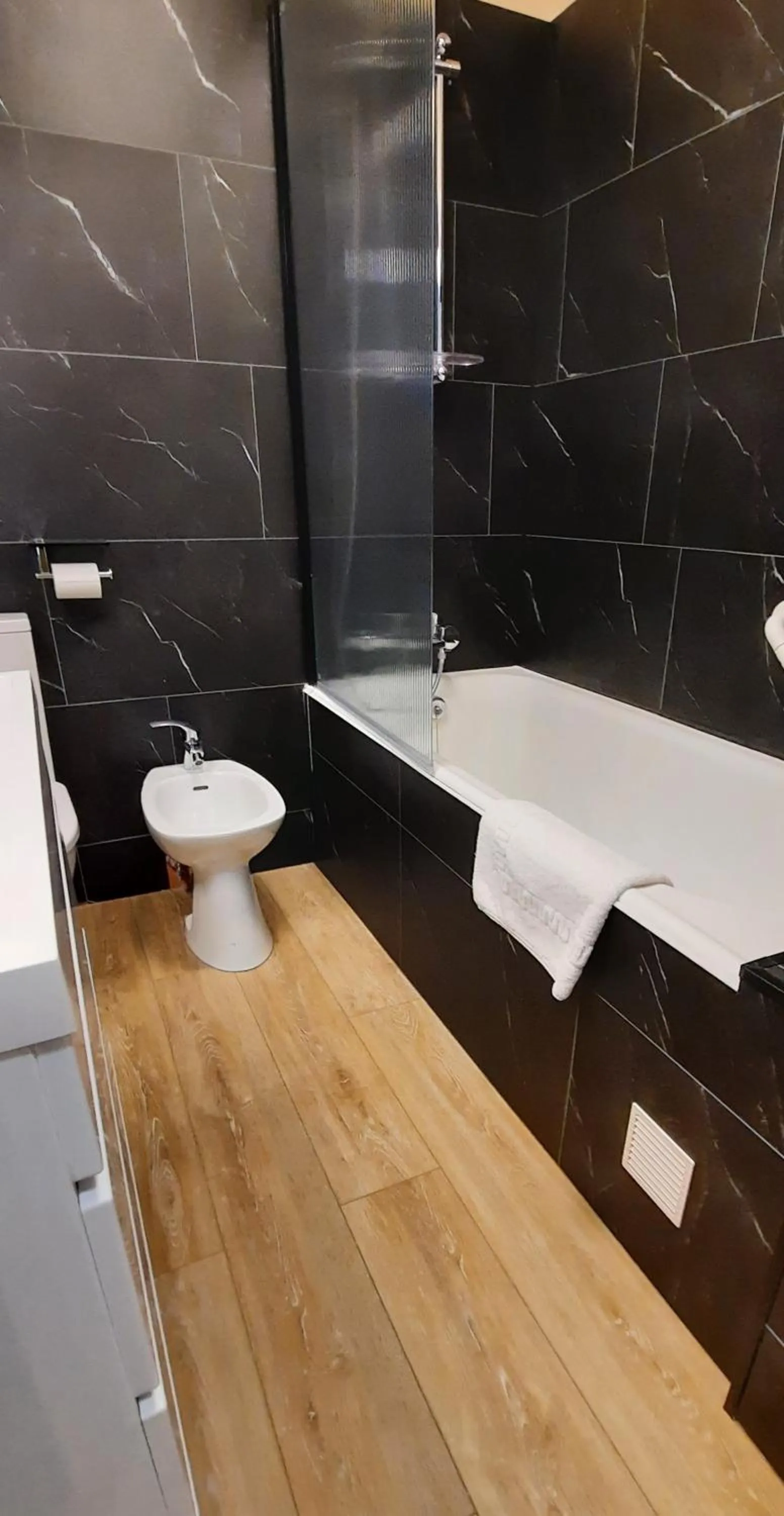 Shower in Hôtel Chastellares