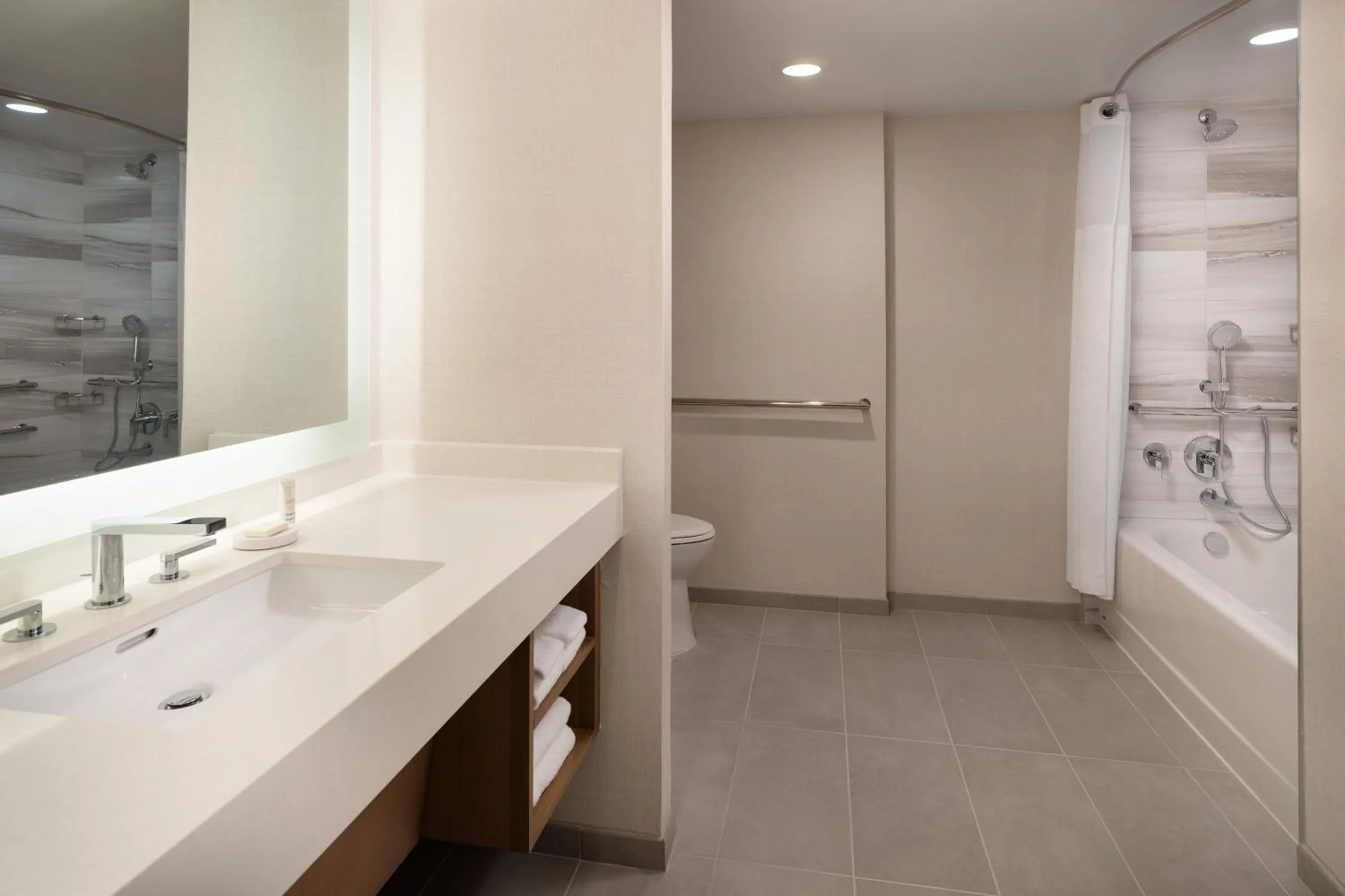 Bathroom in Marriott Long Beach Downtown