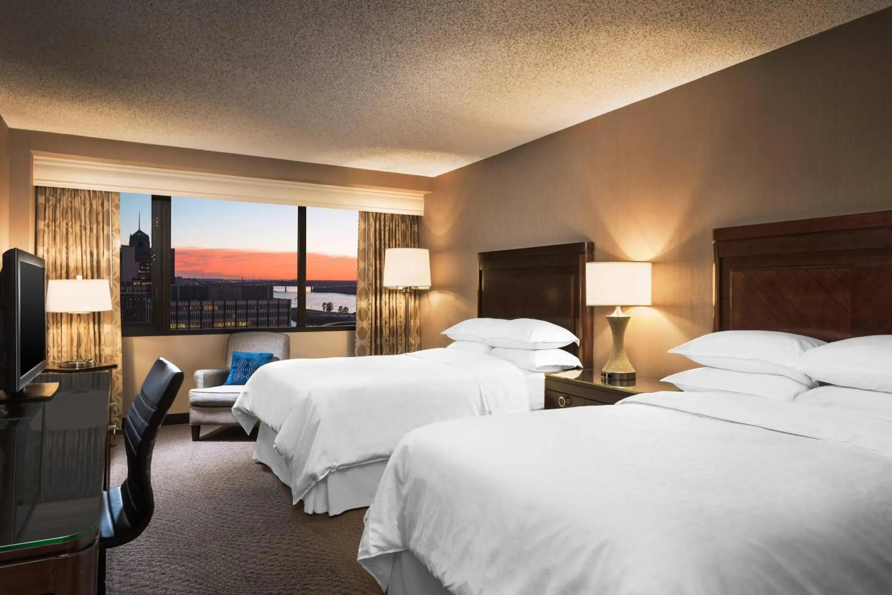 Traditional Double Room with Two Double Beds and Adapted Tub - Mobility and Hearing Accessible in Sheraton Memphis Downtown Hotel Traditional Double Room with Two Double Beds and Adapted Tub - Mobility and Hearing Accessible in Sheraton Memphis Downtown Hotel