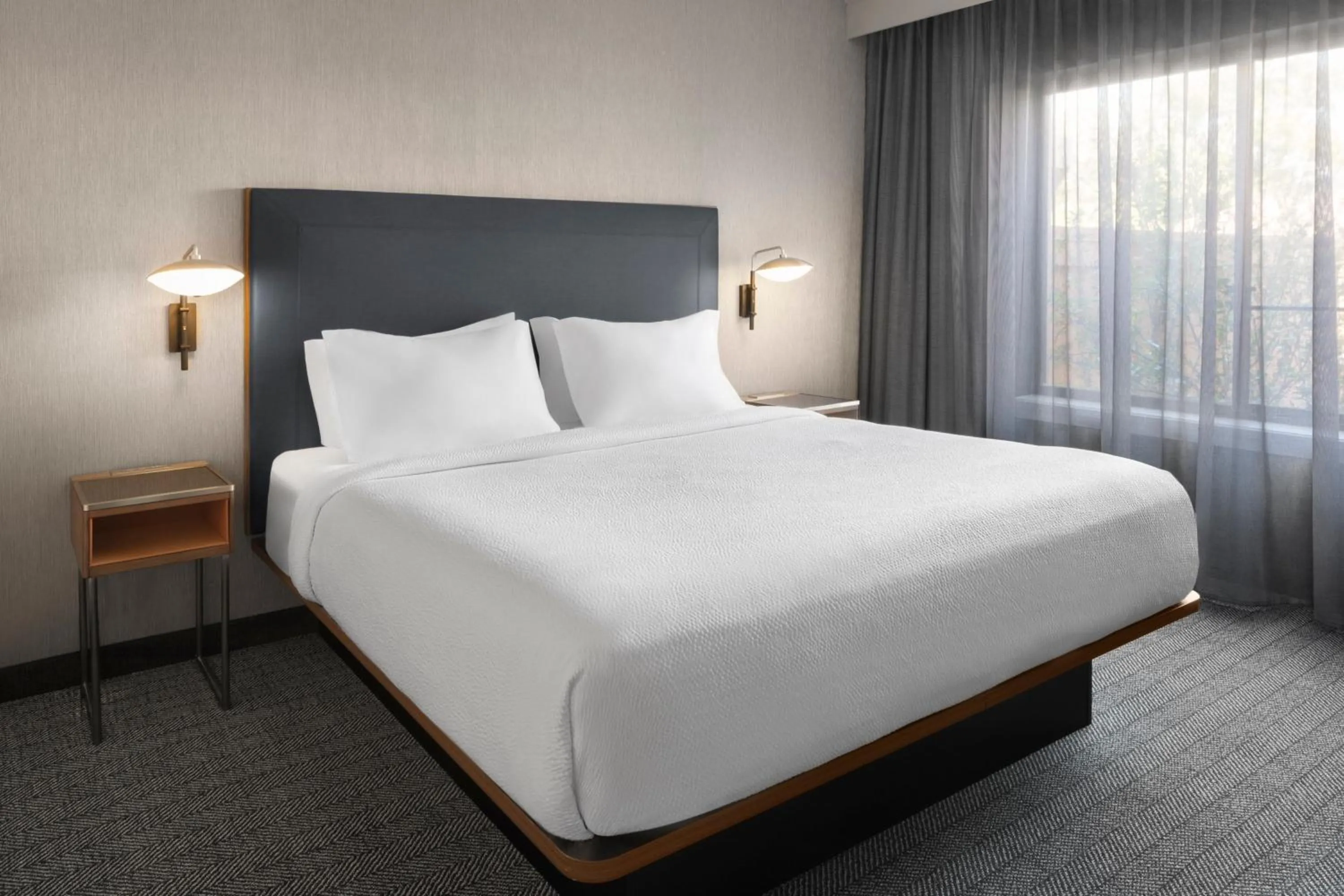 Photo of the whole room, Bed in Courtyard by Marriott Little Rock West