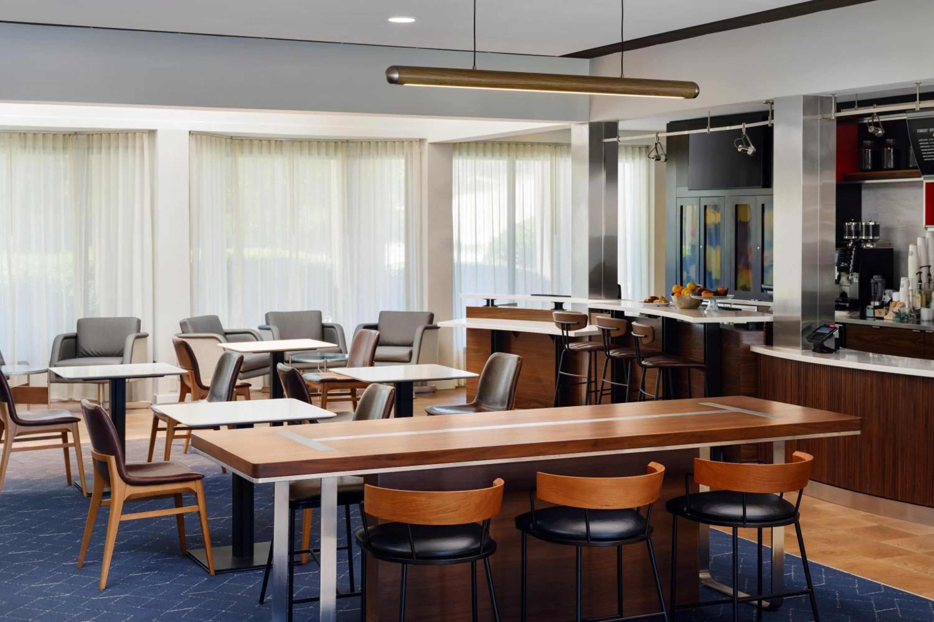 Seating area in Courtyard by Marriott Little Rock West