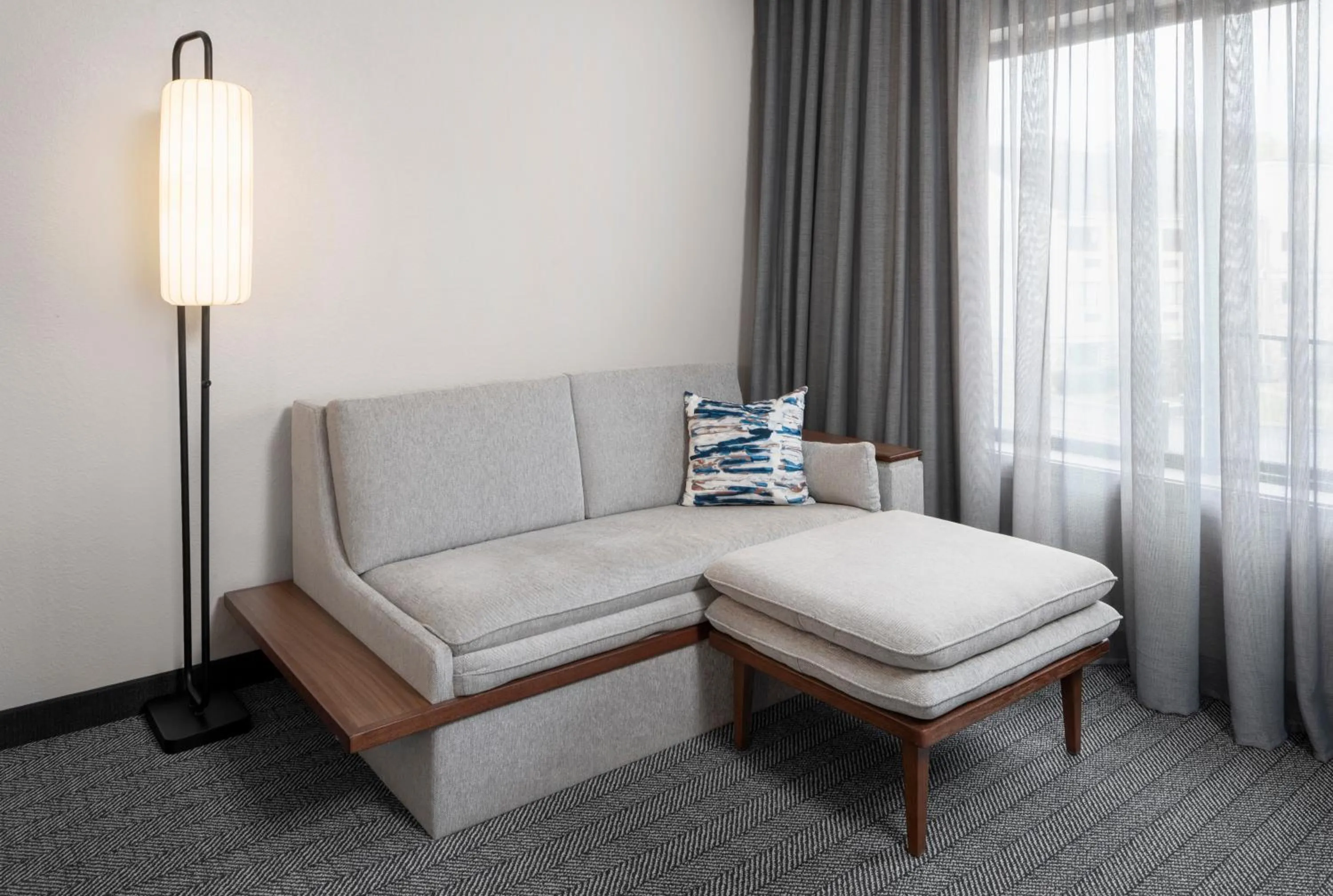 Seating area in Courtyard by Marriott Little Rock West