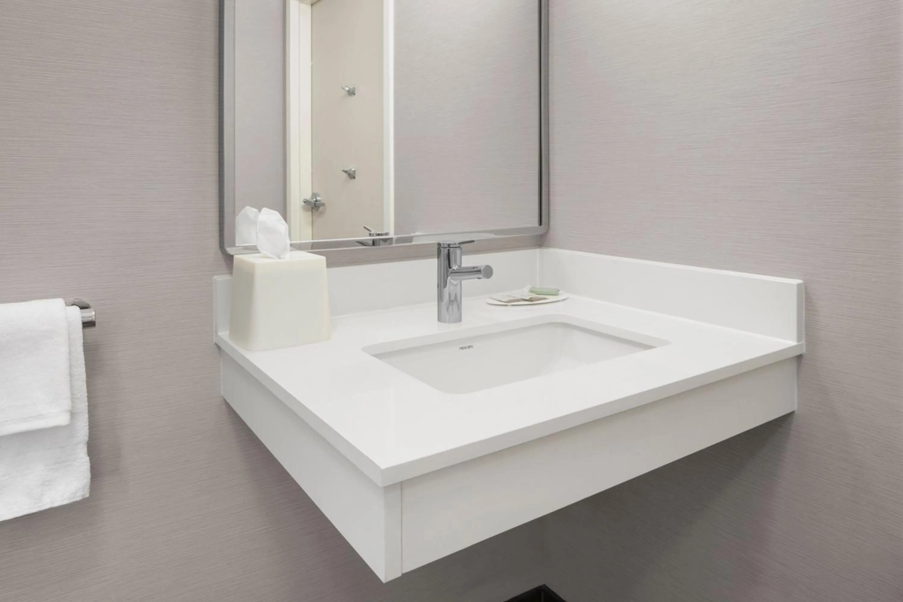 Photo of the whole room in Courtyard by Marriott Little Rock West